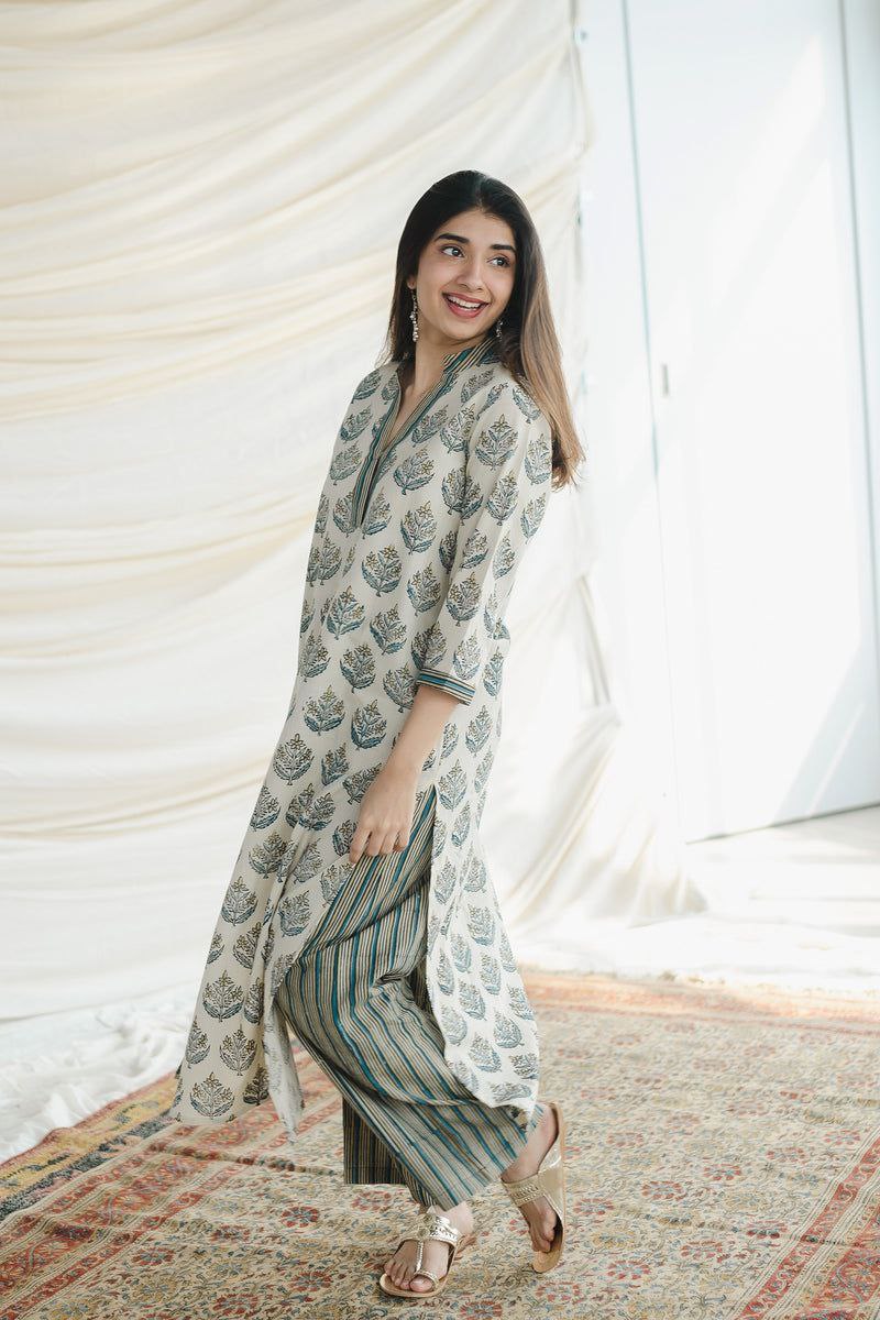 Women's Floral Printed Knee Length V Neck 3/4 Sleeves Rayon Kurta Set (K195)