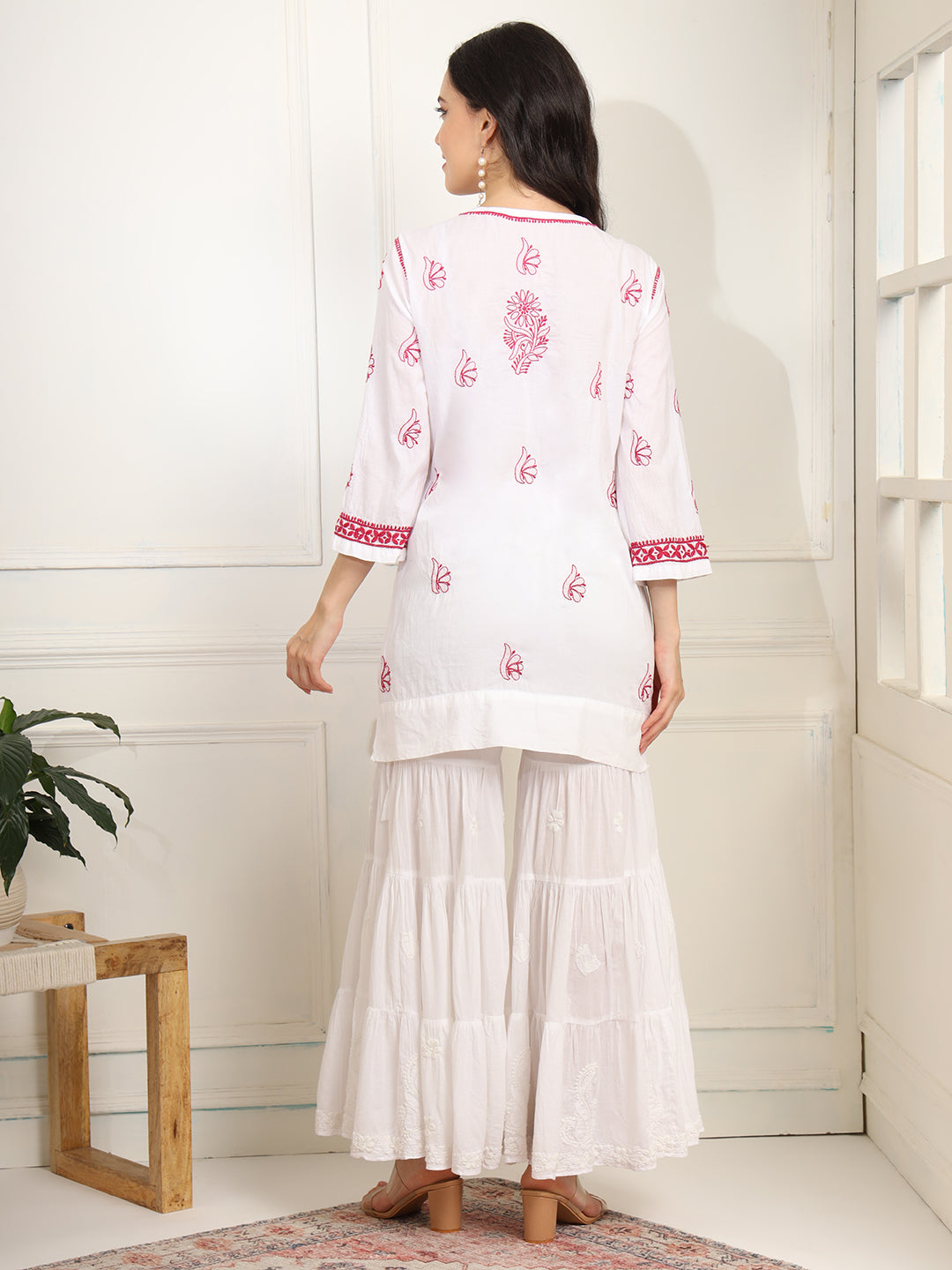 Women's White Cotton Kurta With Pink Thread Embroidery