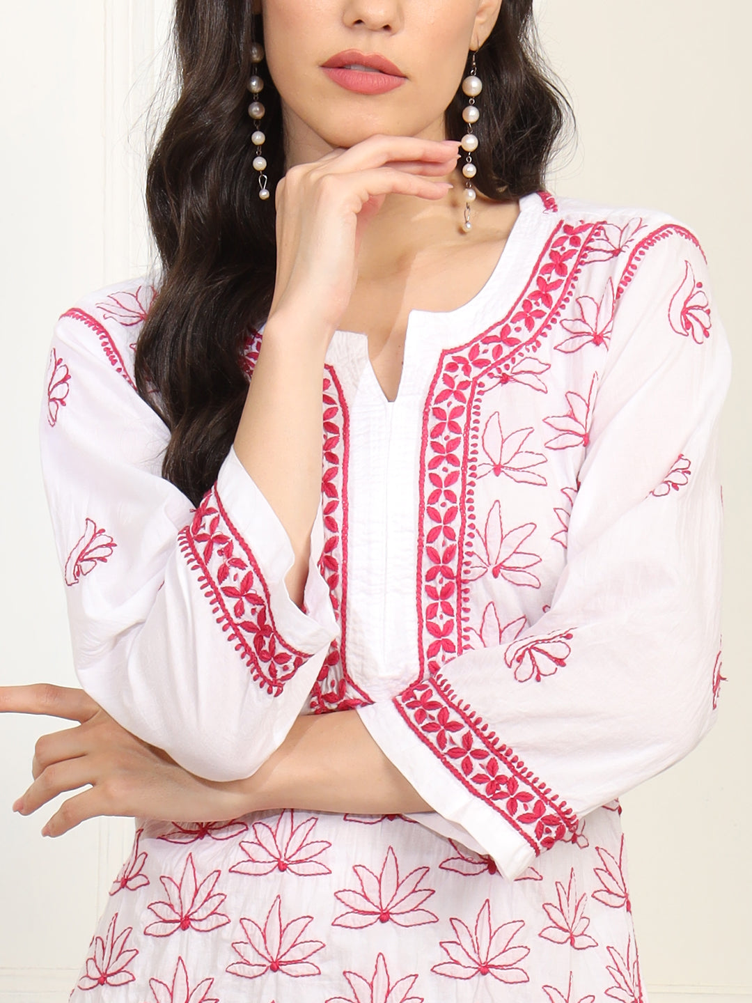 Women's White Cotton Kurta With Pink Thread Embroidery