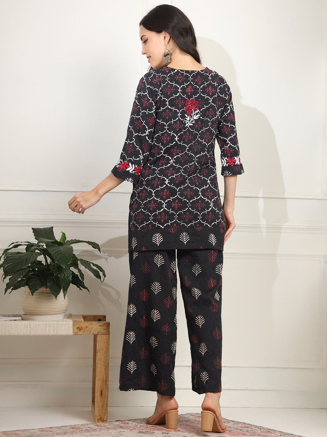 Women's Block Print With Chikankari Kurta And Bottom