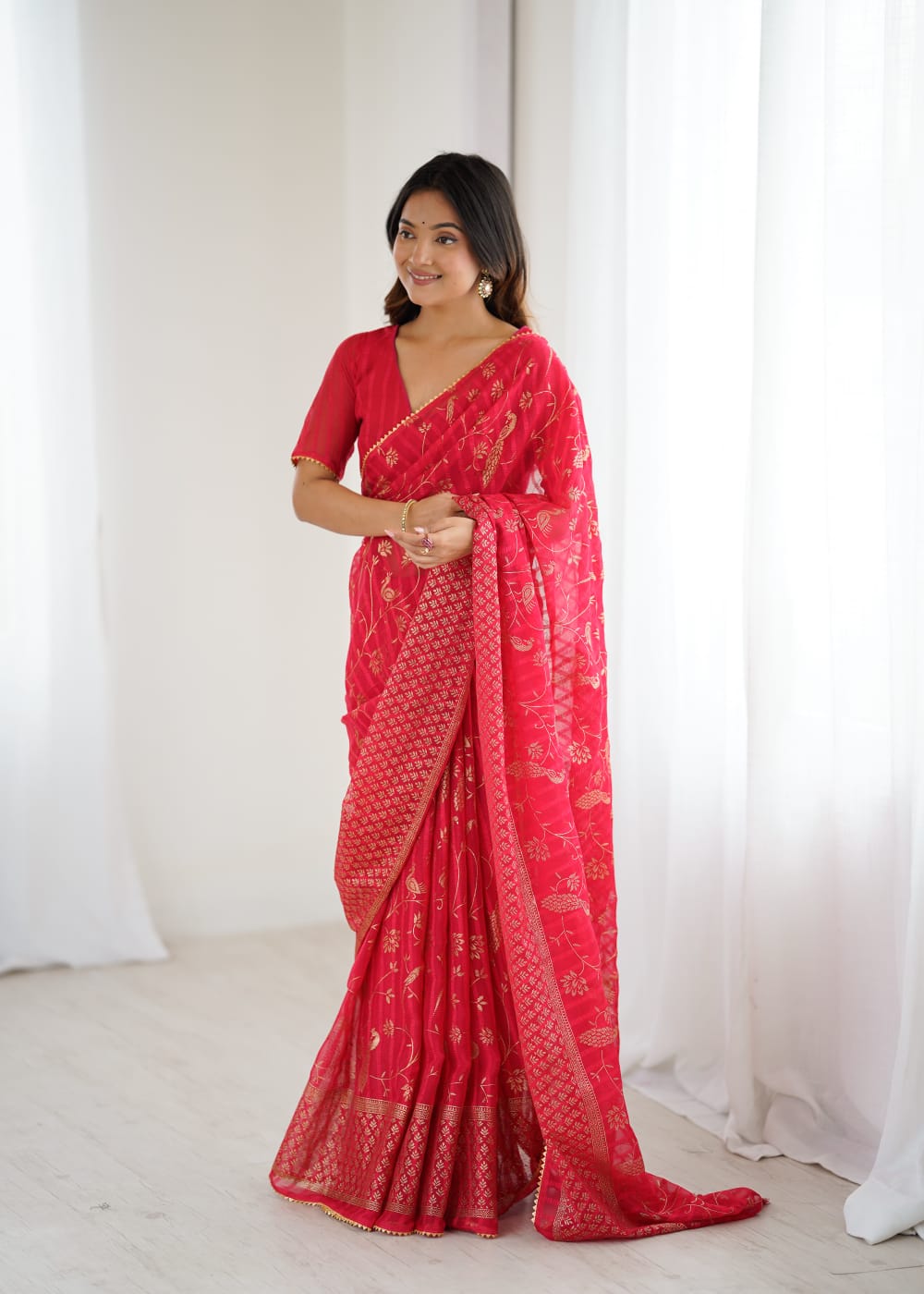 Women's Pink Solo Georgette Foil Print Saree