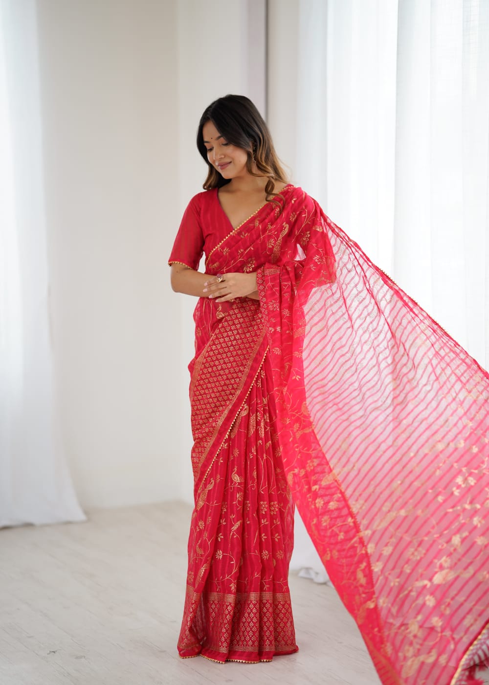 Women's Pink Solo Georgette Foil Print Saree