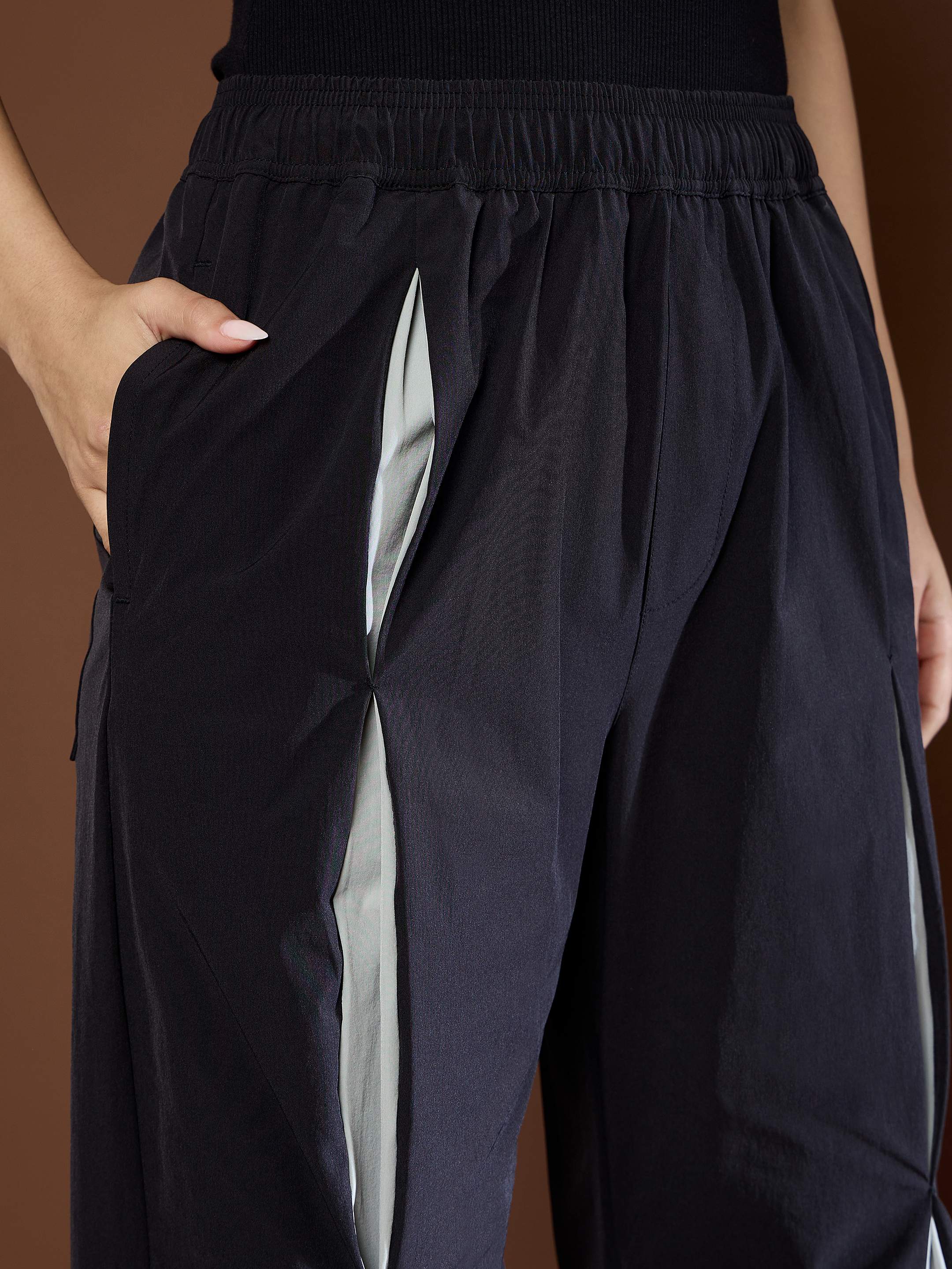 Women's Unisex Black Front Invert Pleat Baggy Parachute Pants-SASSAFRAS