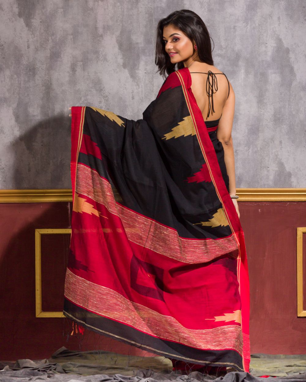 Women's Black Cotton Blend Handloom Saree - Piyari Fashion