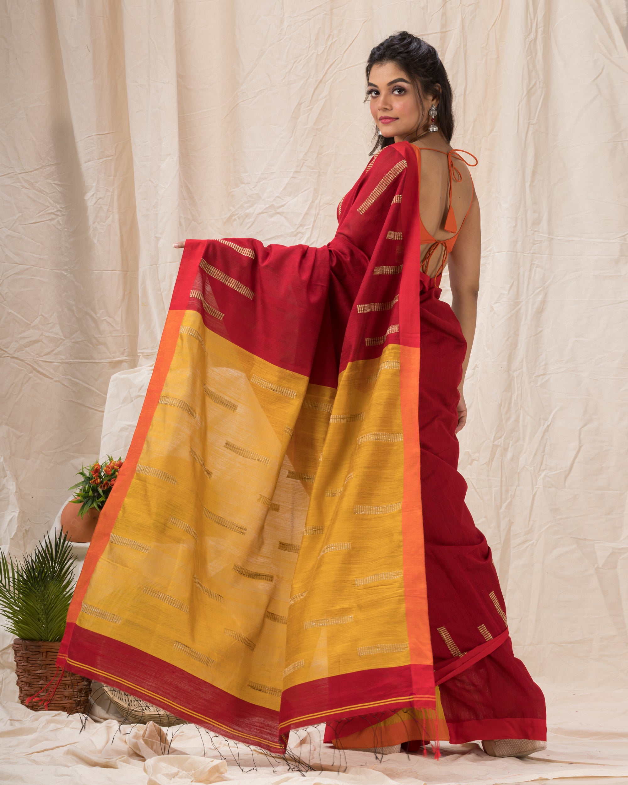 Women's Red Cotton Blend Handloom Jamdani Saree - Piyari Fashion