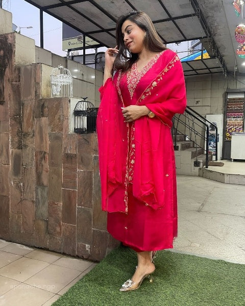 Women's Pink Viscose Chanderi Embroidered Kurta Set