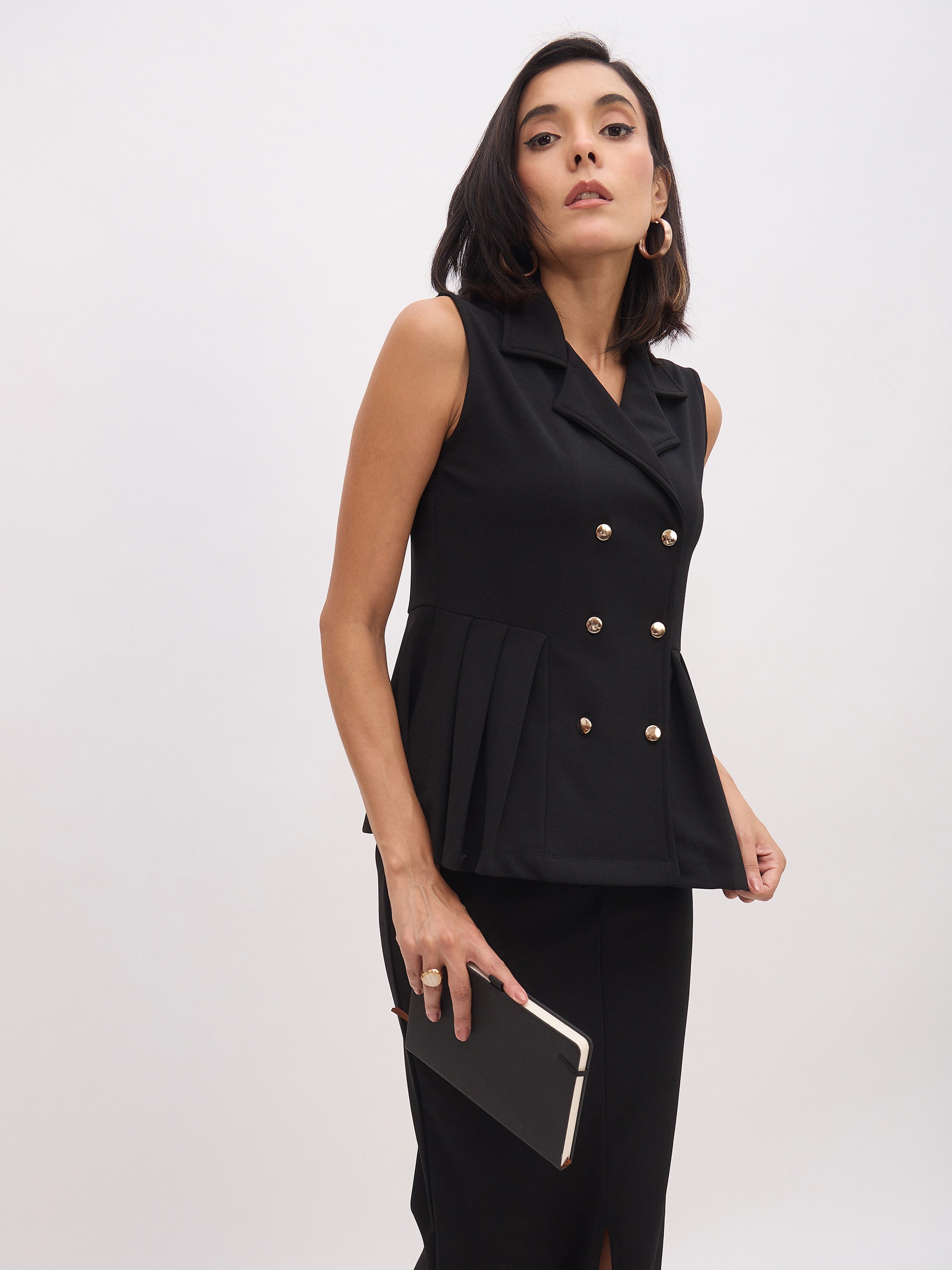 Women's Black Sleeveless Notched Button Top With Skirt