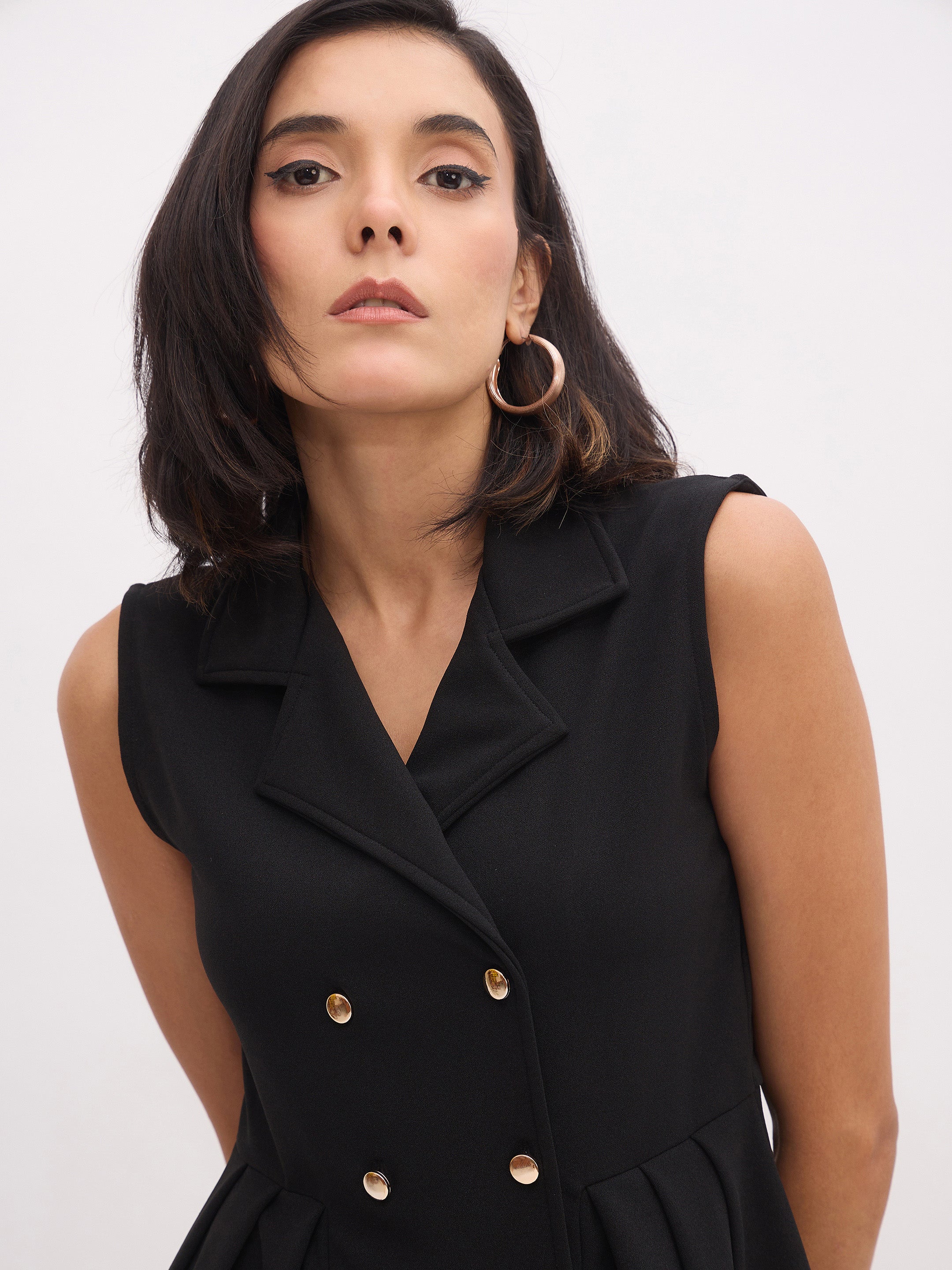 Women's Black Sleeveless Notched Button Top With Skirt