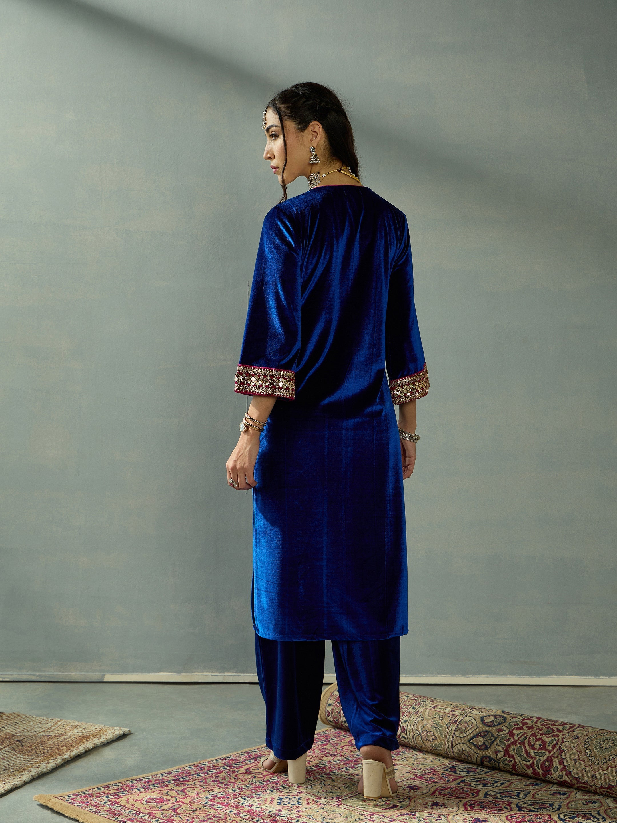 Women's Blue Embroidered Kurta - Sassafras