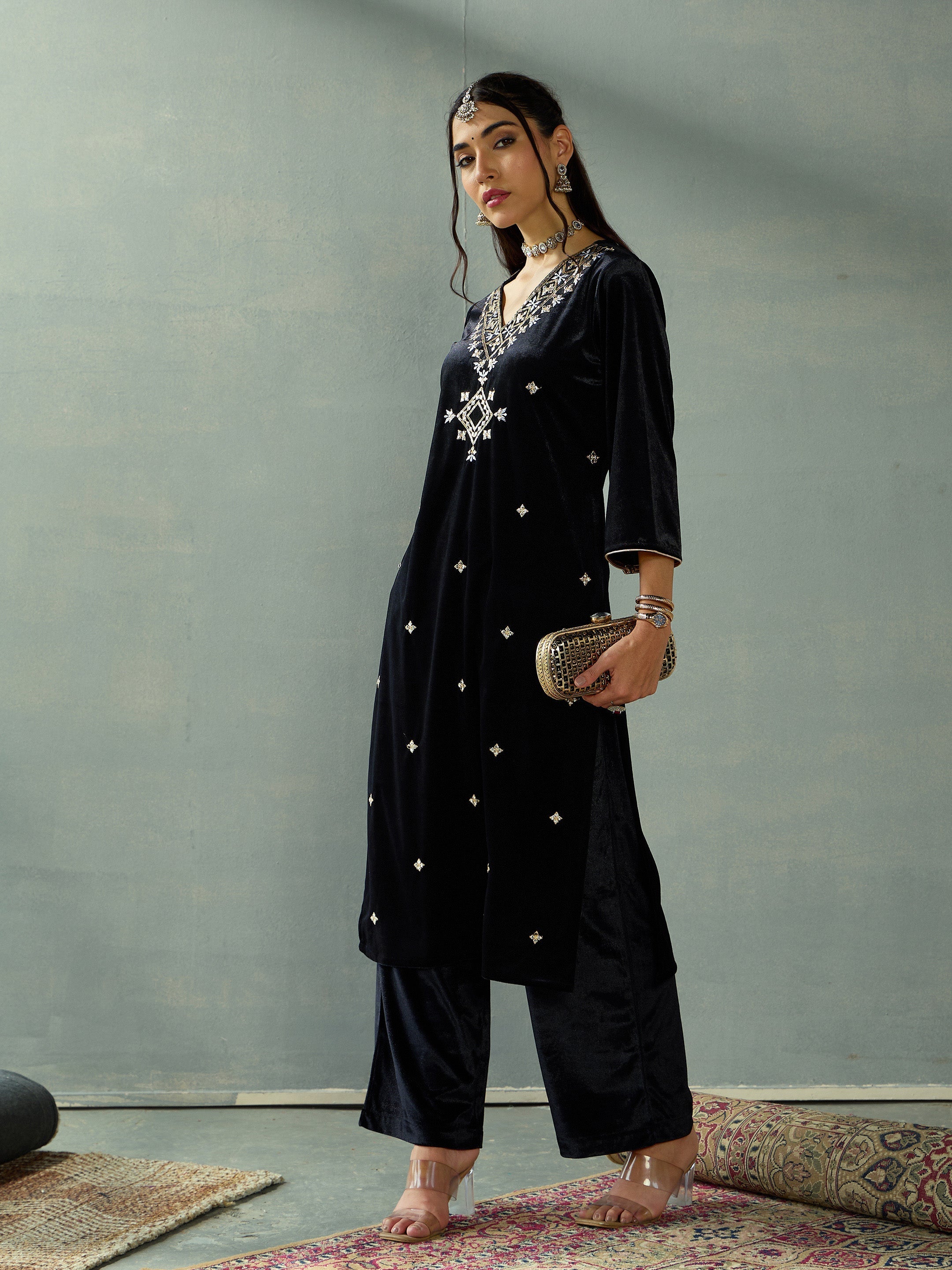 Women's Black Embroidered Kurta - Sassafras