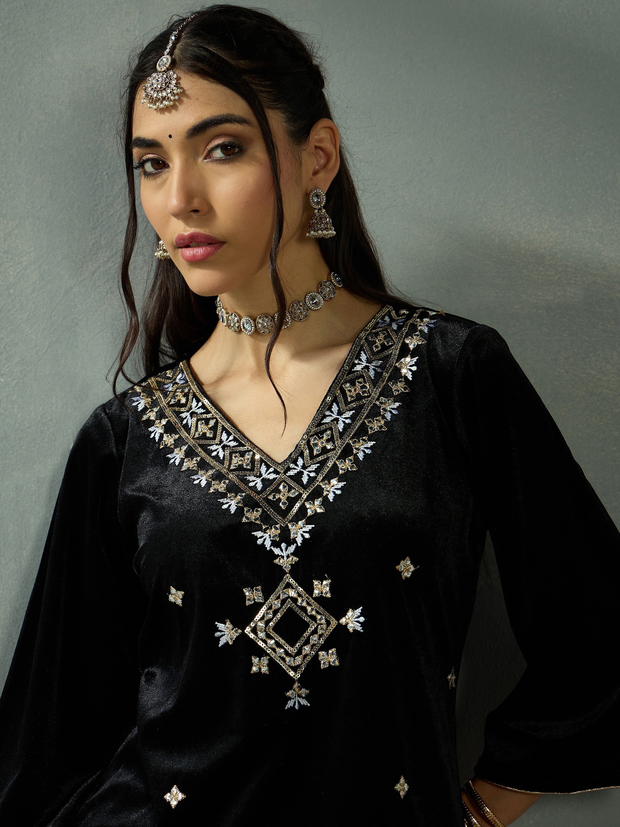 Women's Black Embroidered Kurta - Sassafras