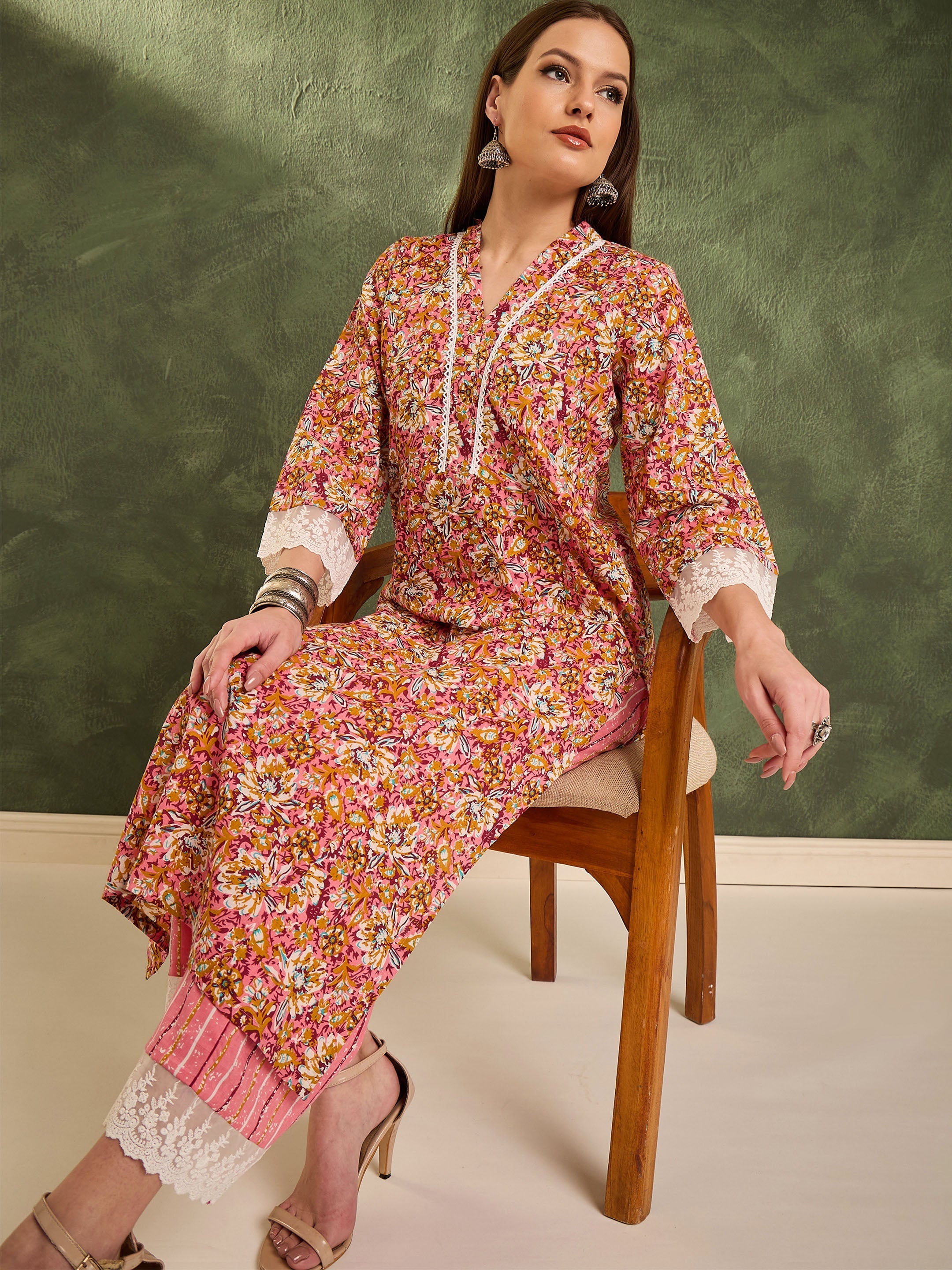 Women's Pink Floral V Neck Lace Kurta With Pants