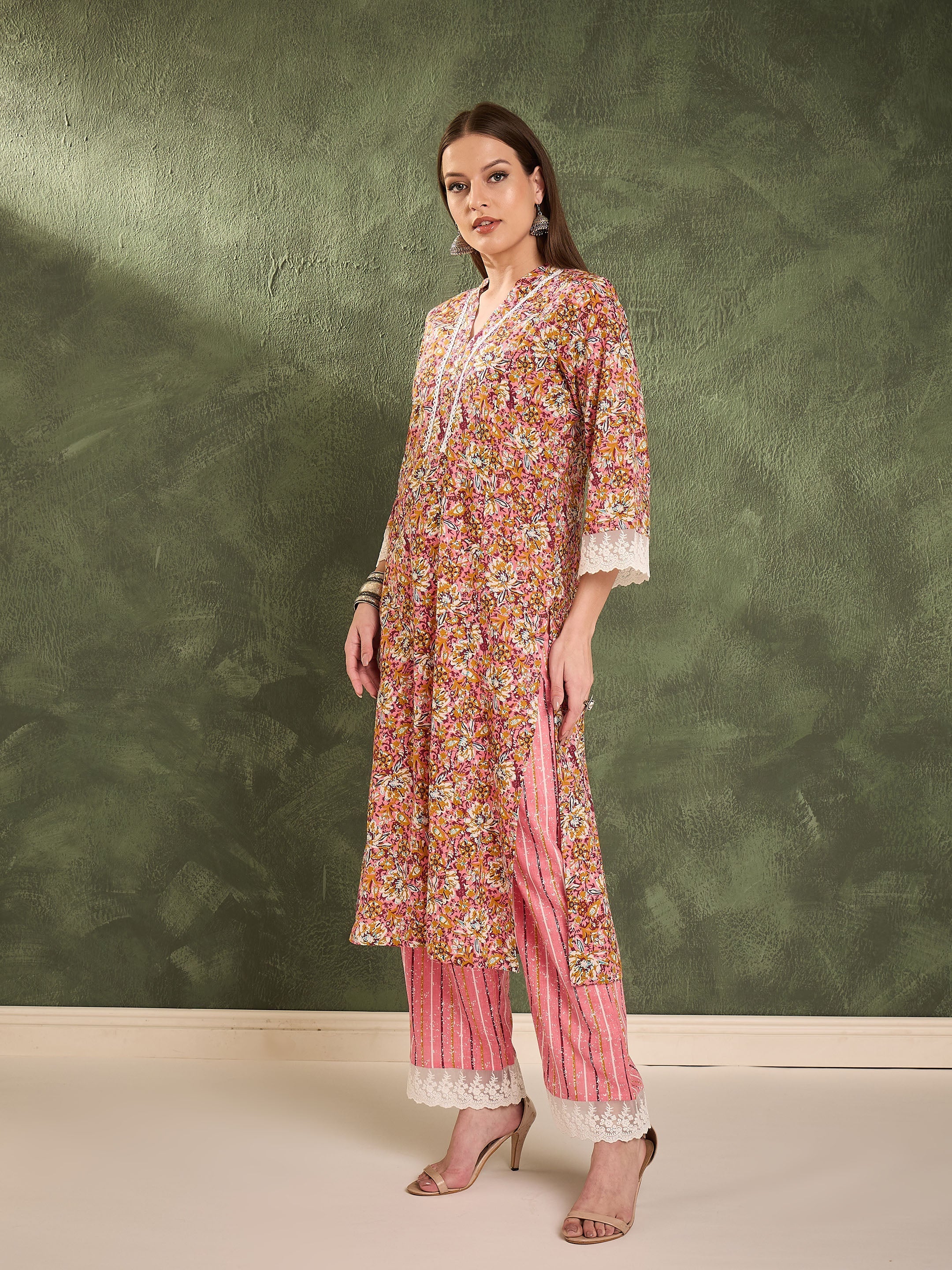 Women's Pink Floral V Neck Lace Kurta With Pants