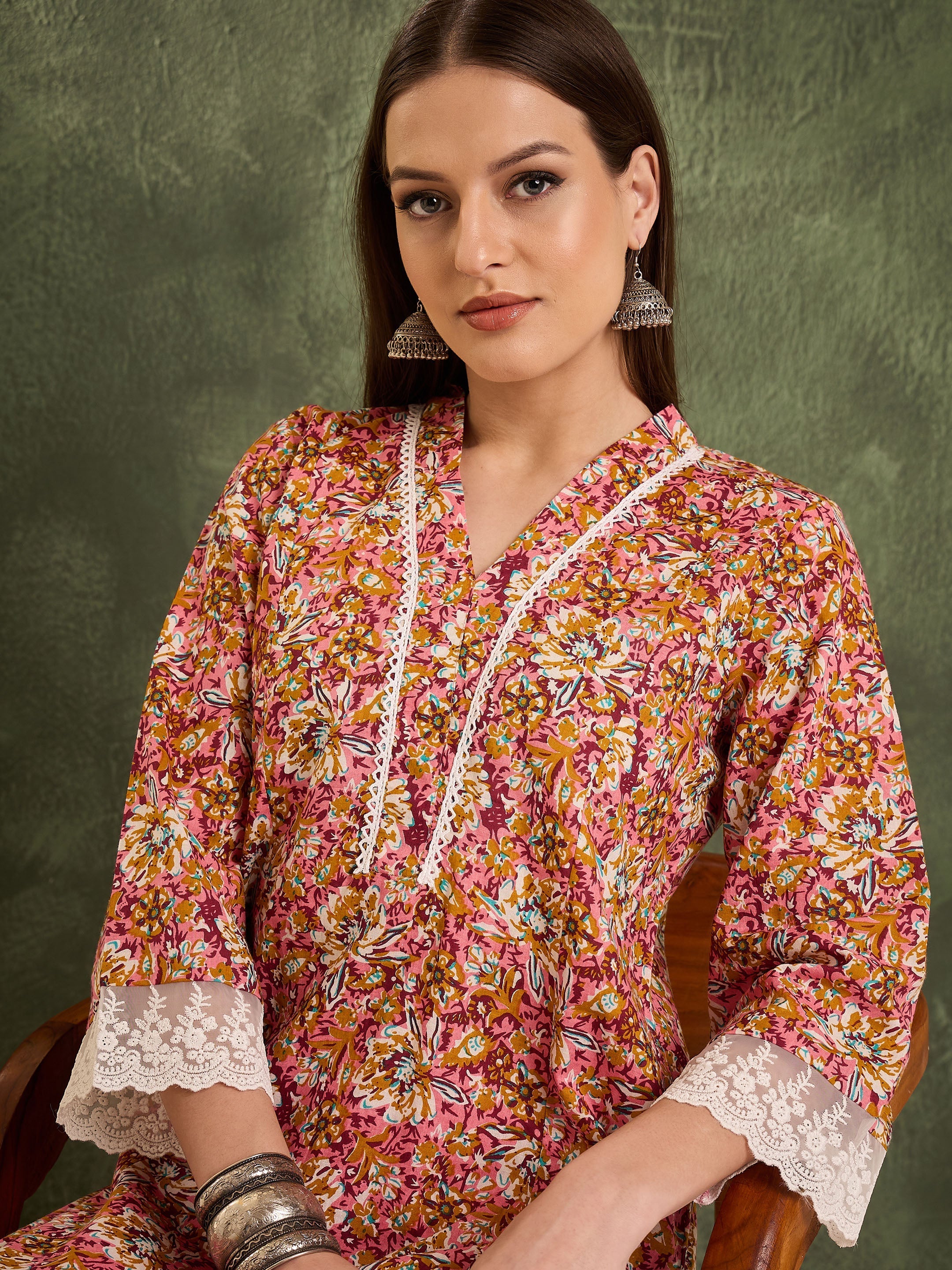 Women's Pink Floral V Neck Lace Kurta With Pants