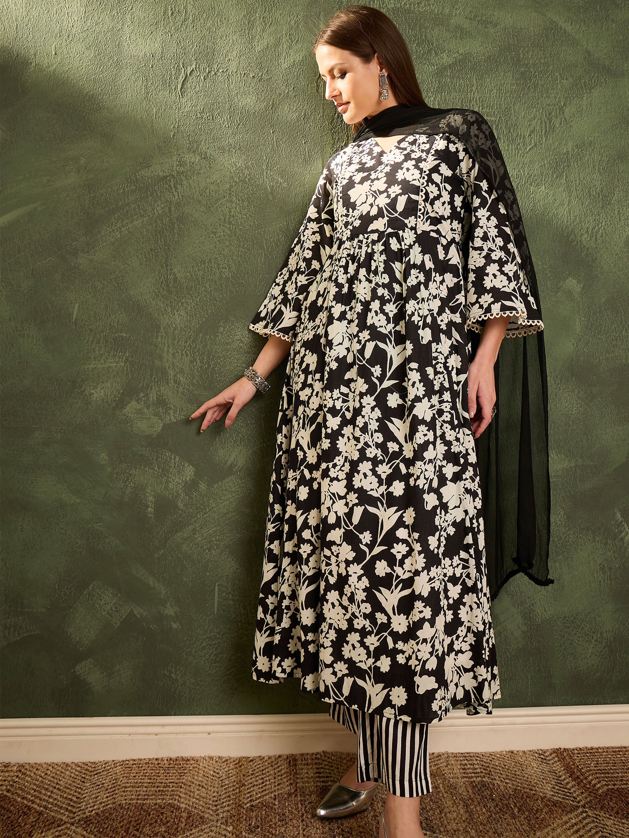 Women's Black & White Floral Gathered Kurta Set with Dupatta