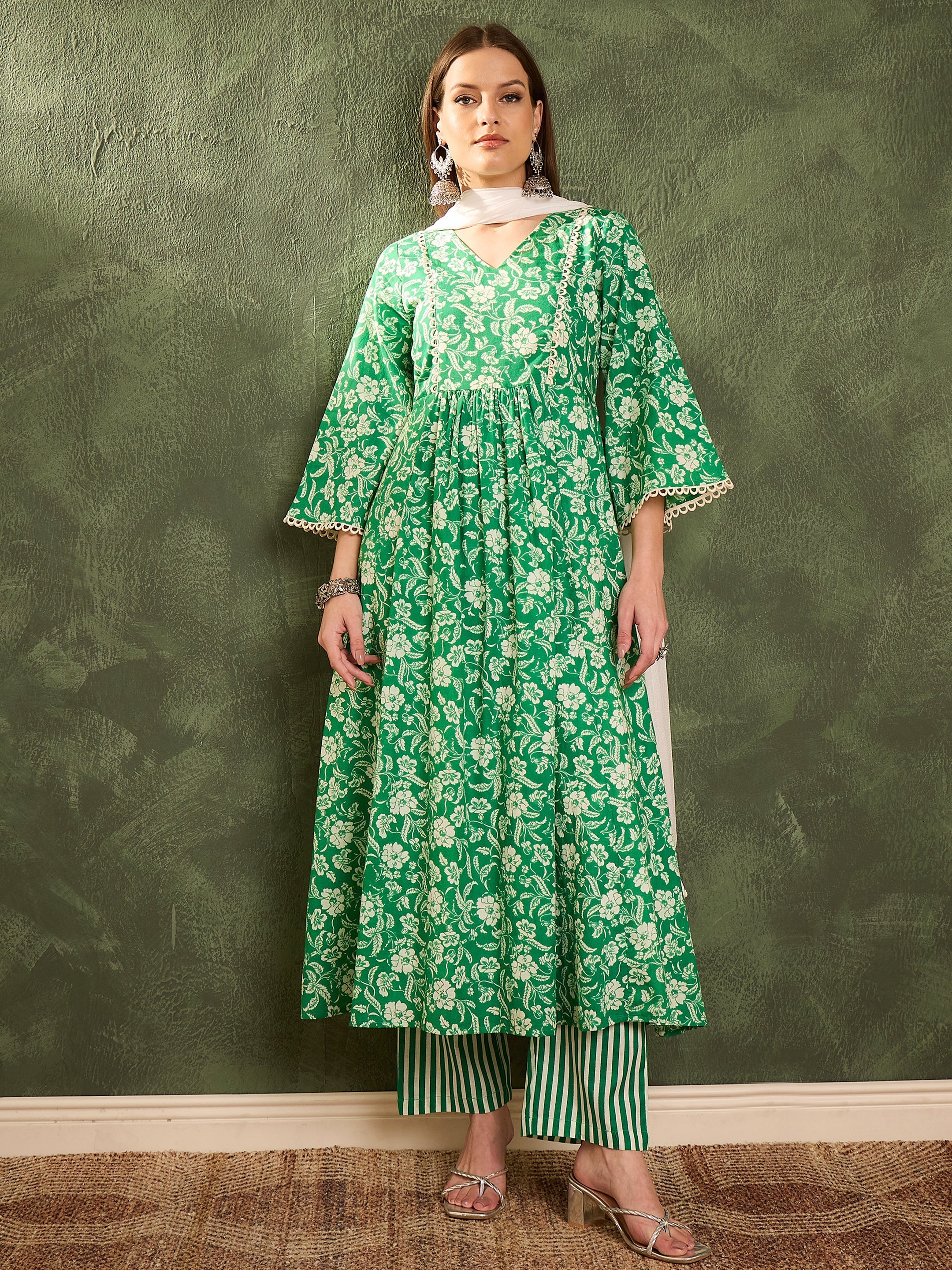 Women's Green & White Floral Gathered Kurta Set with Dupatta