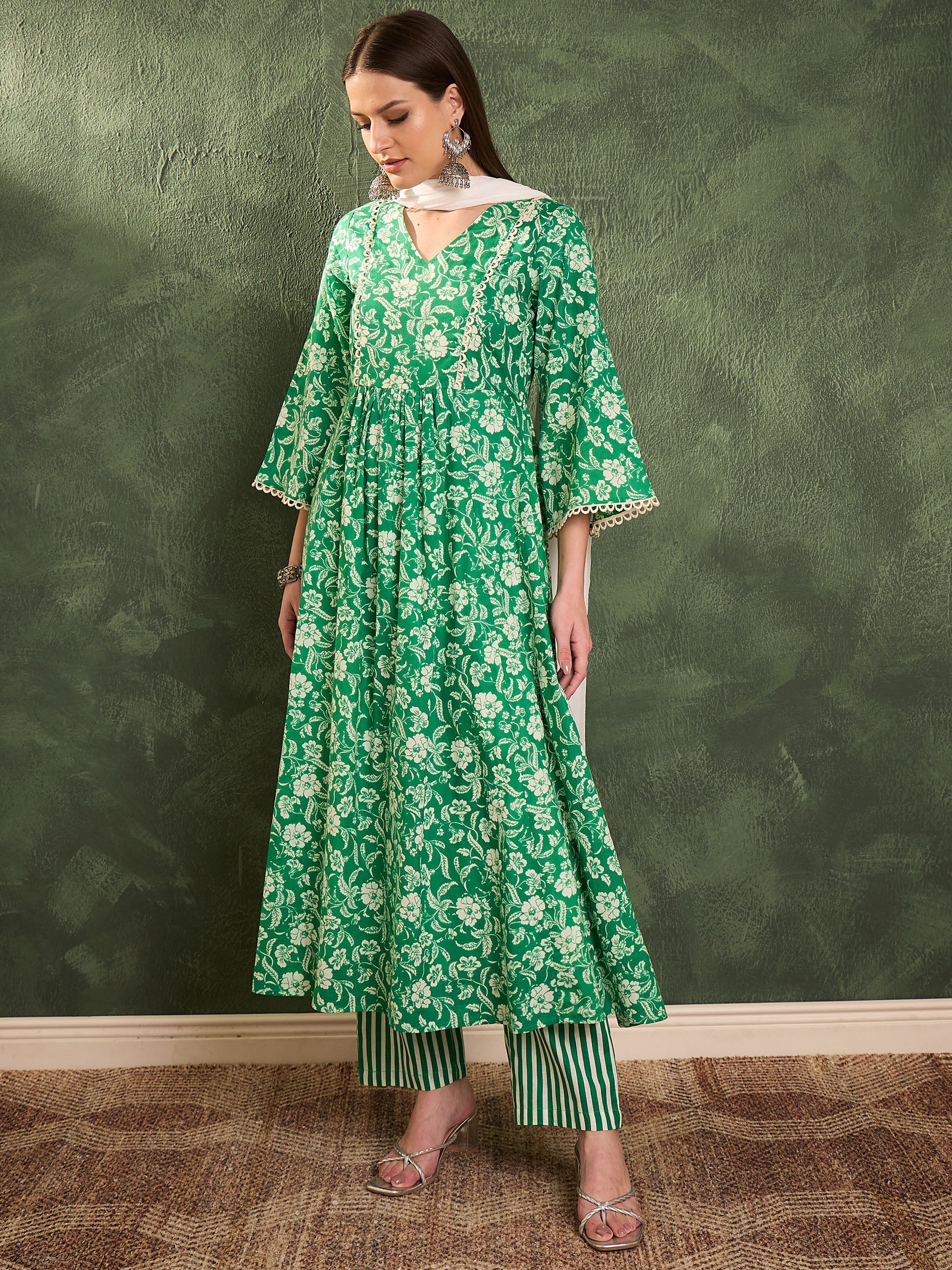 Women's Green & White Floral Gathered Kurta Set with Dupatta