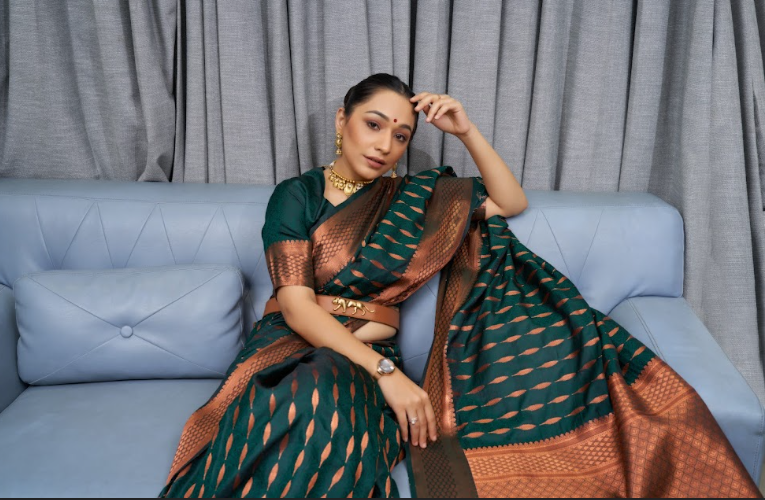Women's Dark Green Banarasi Silk Copper Zari Woven Saree - TASARIKA