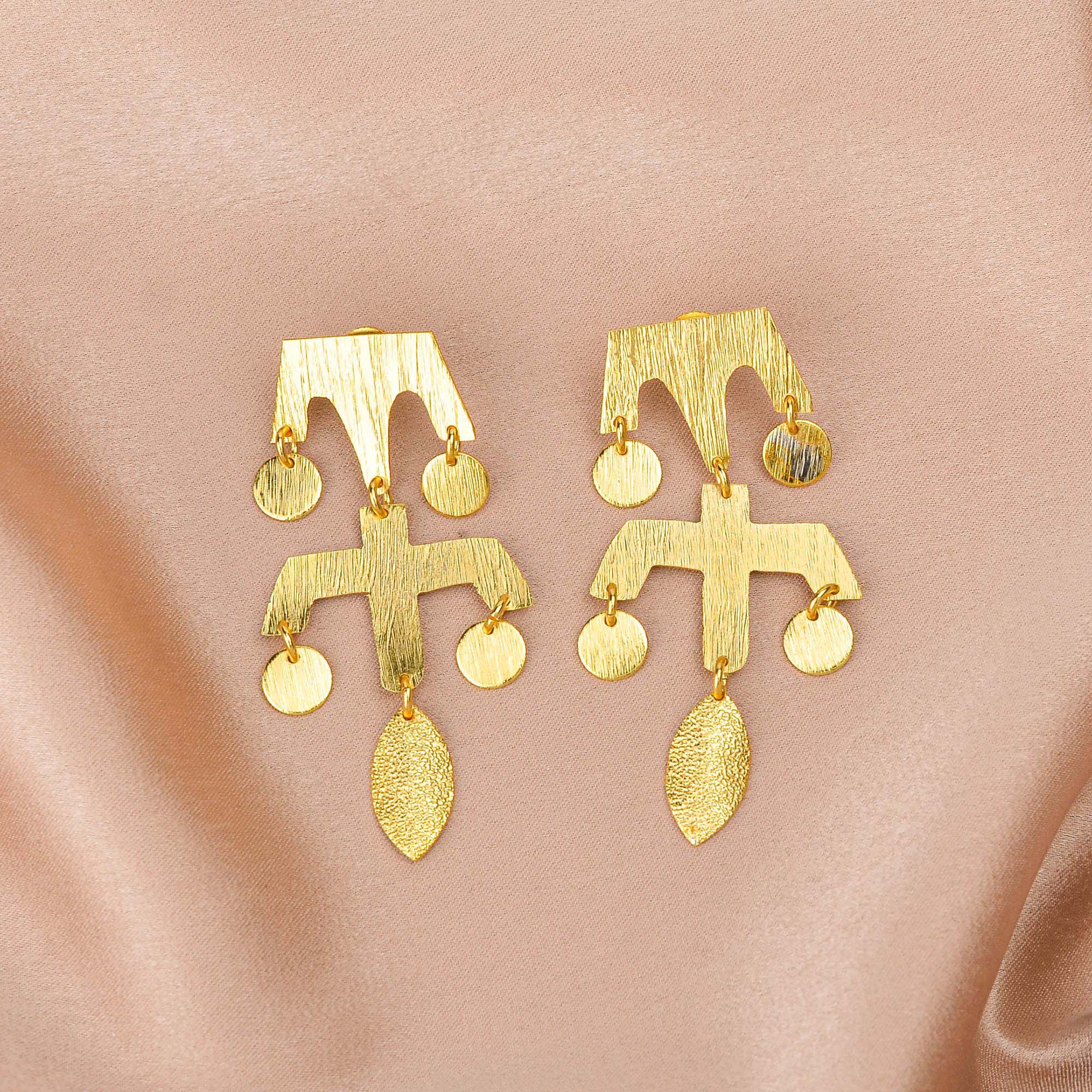 Women's Upside W Textured Earring