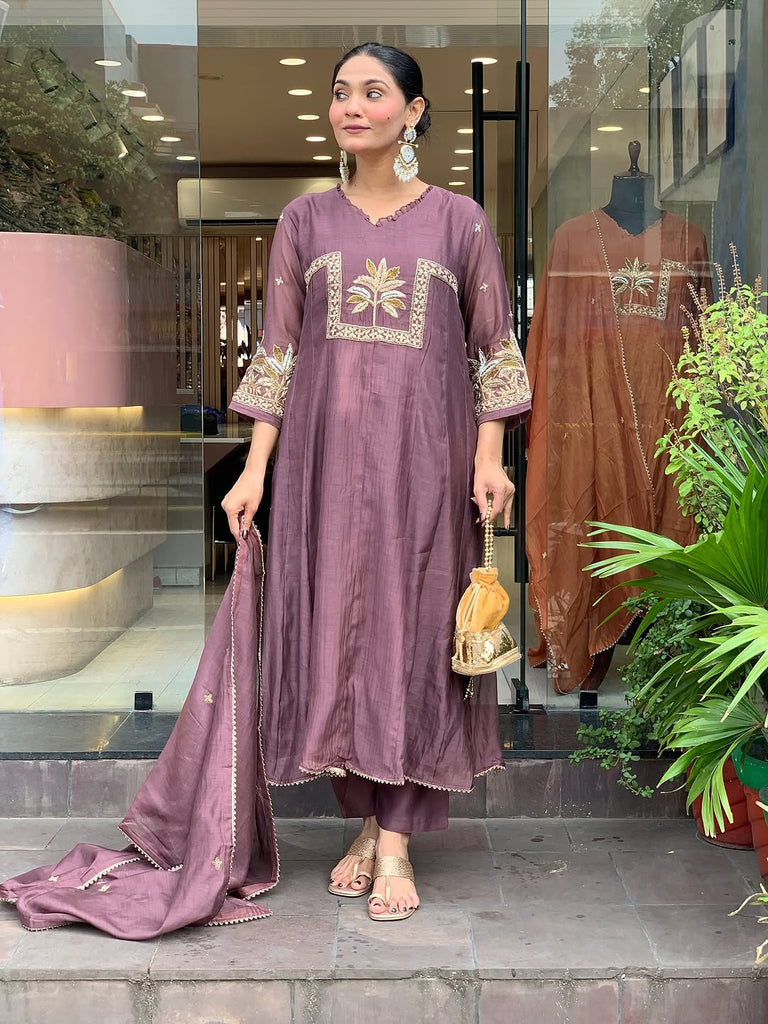 Women's Lavendor Embroidered Kurta With Pant And Duppata Set