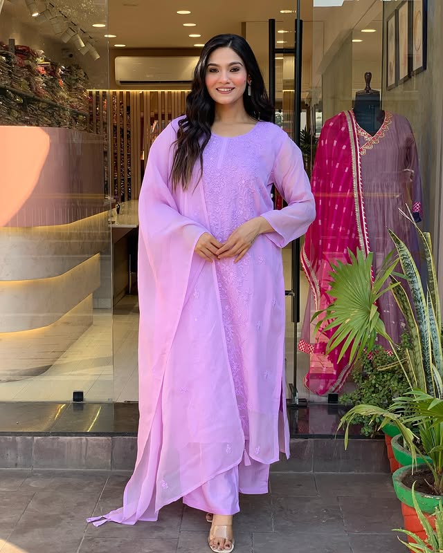 Women's Lavendor Embroidered Kurta With Pant And Duppata Set