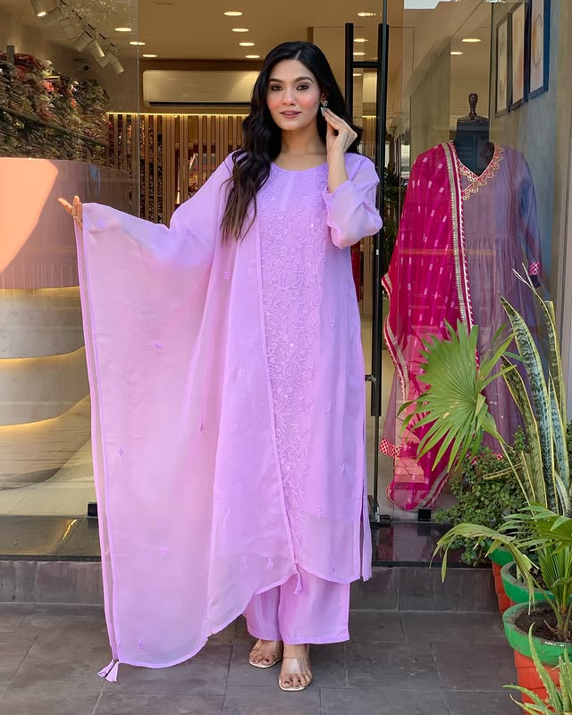 Women's Lavendor Embroidered Kurta With Pant And Duppata Set