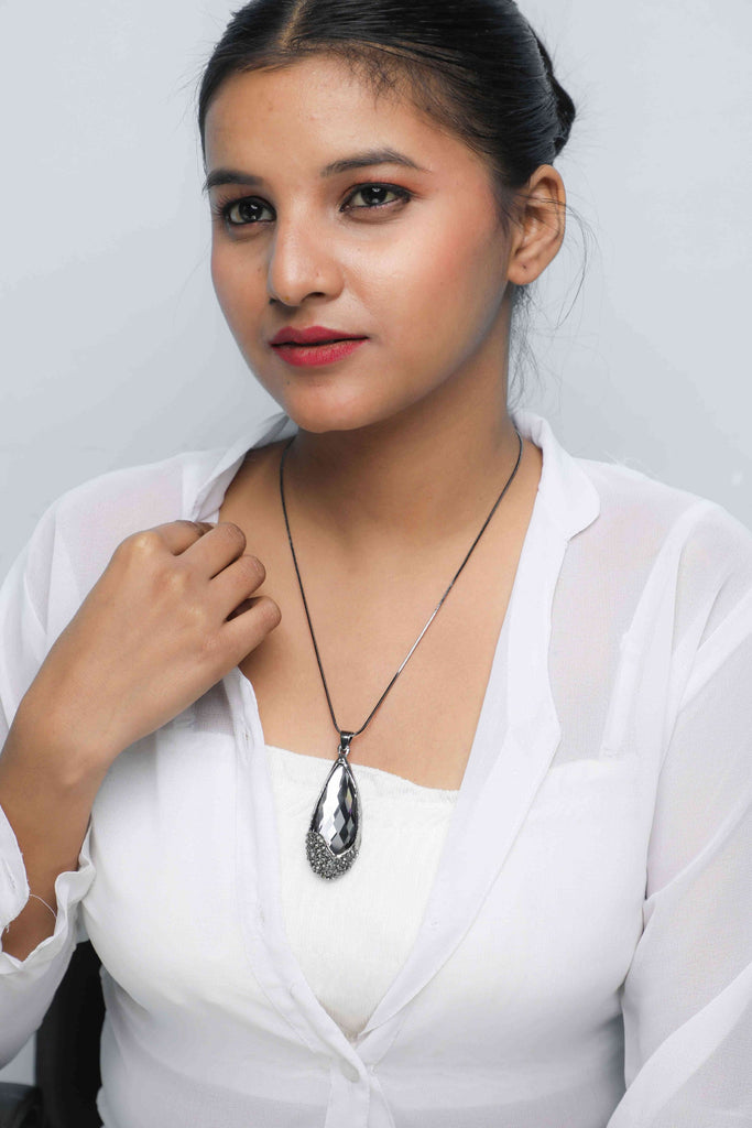 Women's Black Stone Studded Pandent Necklace