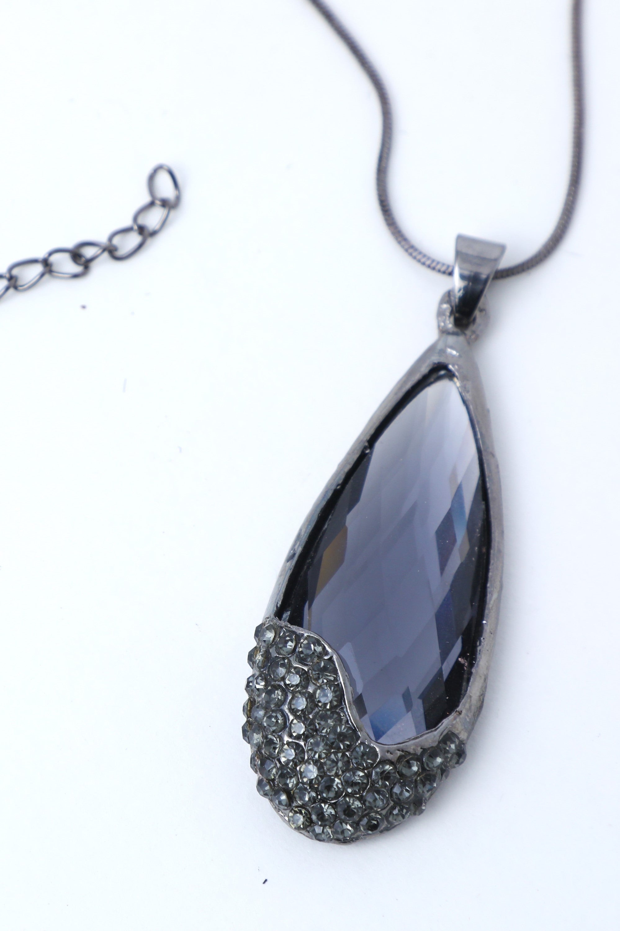 Women's Black Stone Studded Pandent Necklace