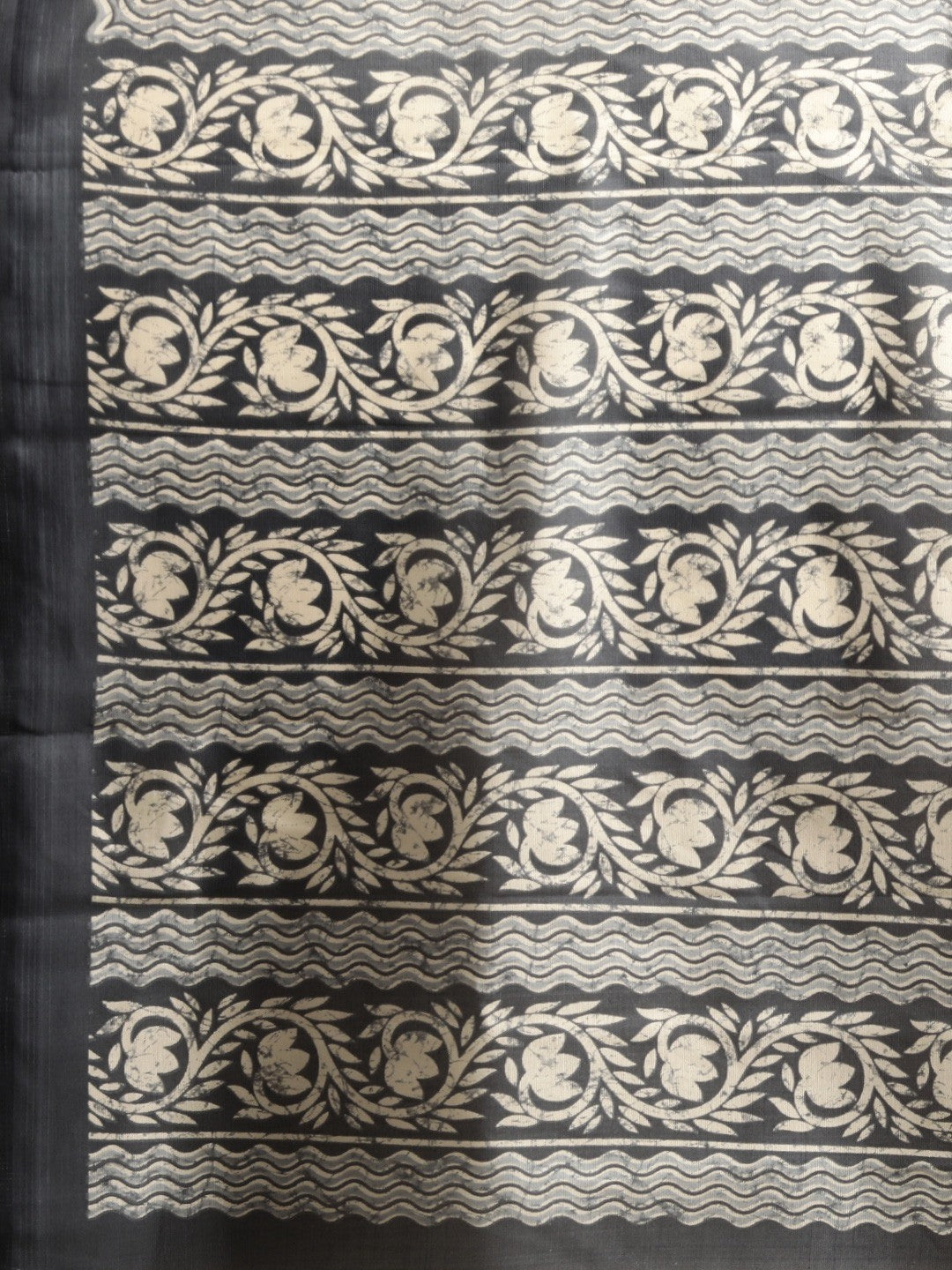 Women's Blackâ  Art Silk Printed Saree - Ahika