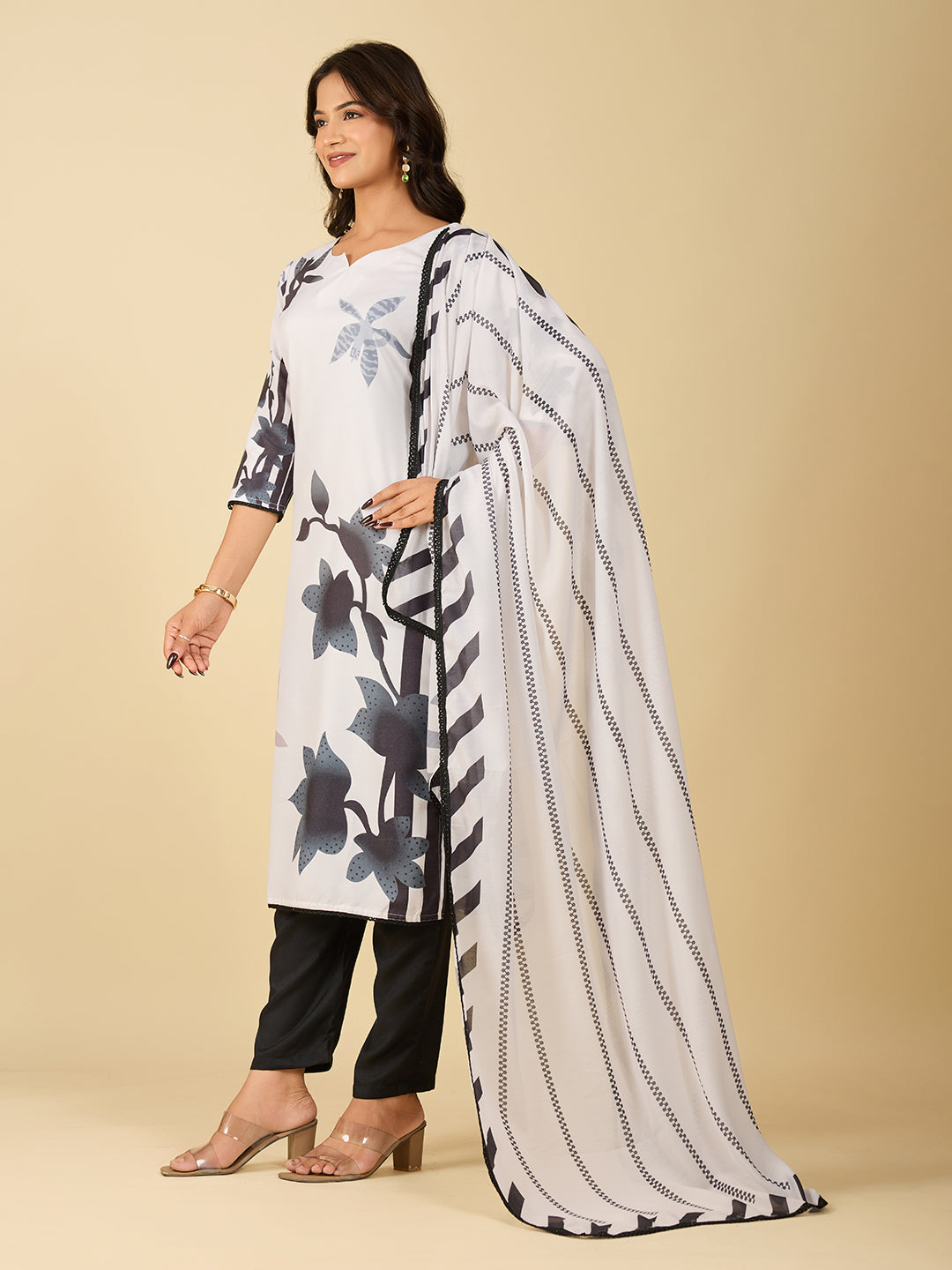 Women's Off White Muslin Embroidery Kurta Set