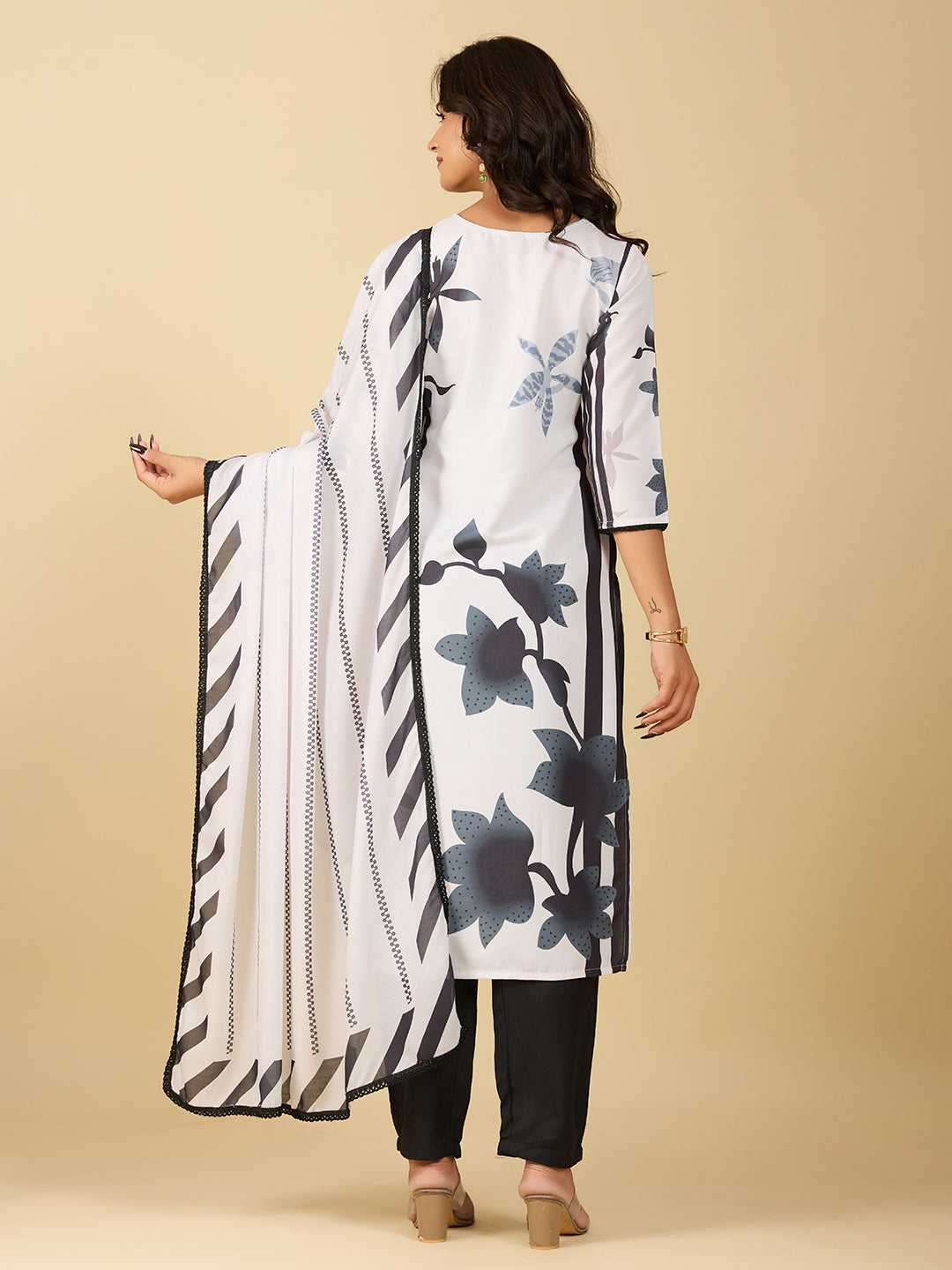 Women's Off White Muslin Embroidery Kurta Set
