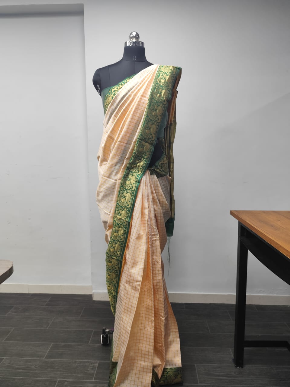 Women's Silk Blend White Woven Design Designer Saree With Blouse Piece - SareeMall
