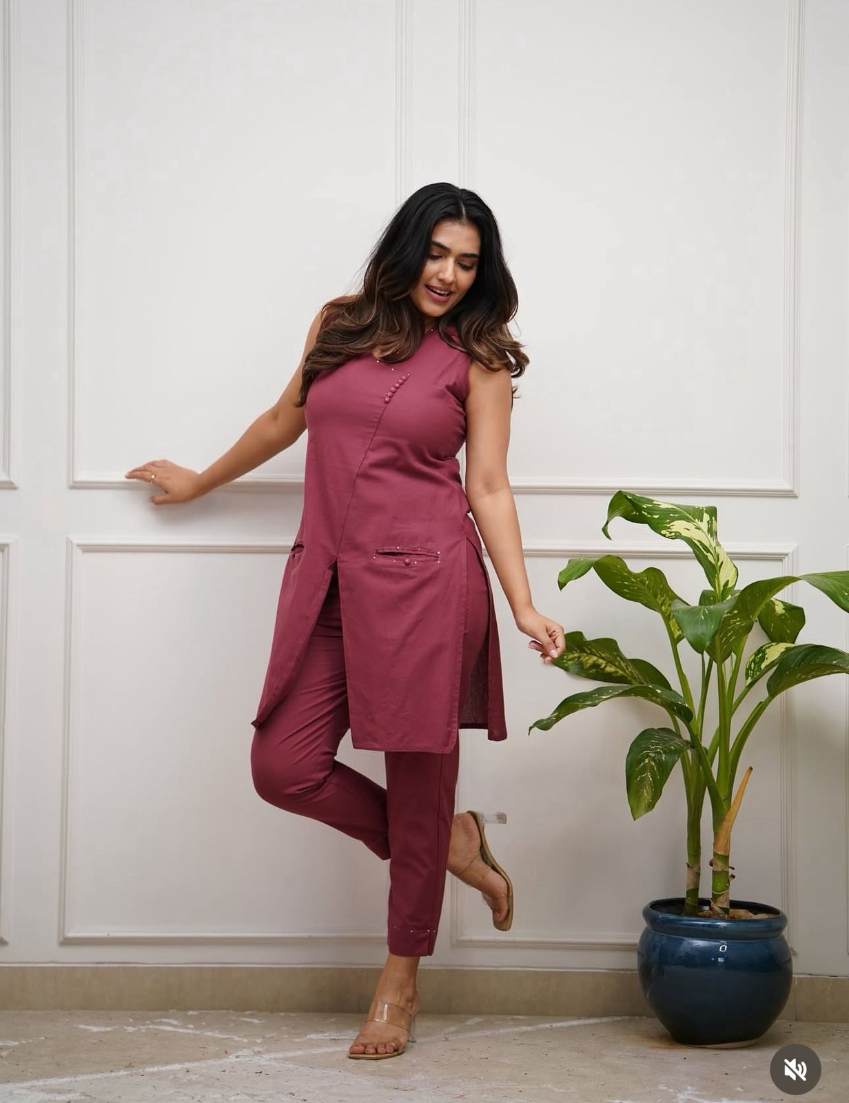 Women's Pink Pure Cotton Plane V-Shaphe Kurta Set
