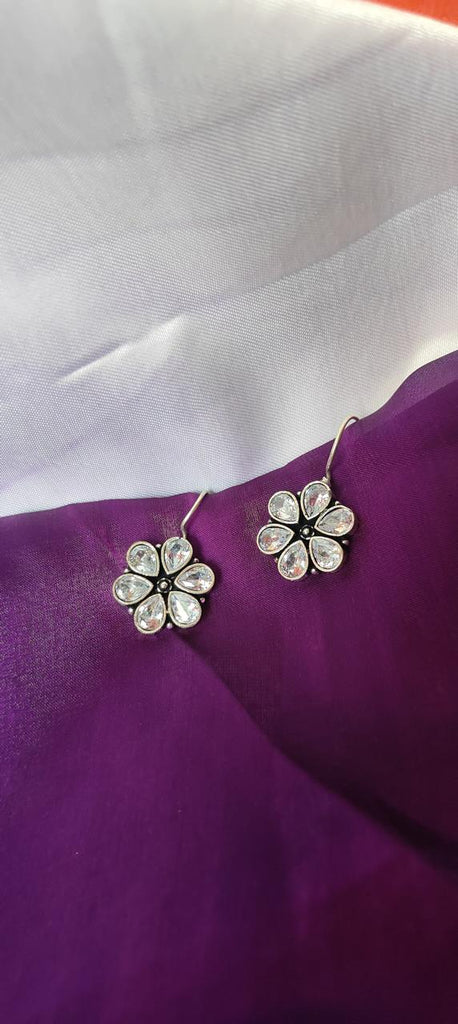 Minimal stonework flower earrings for women