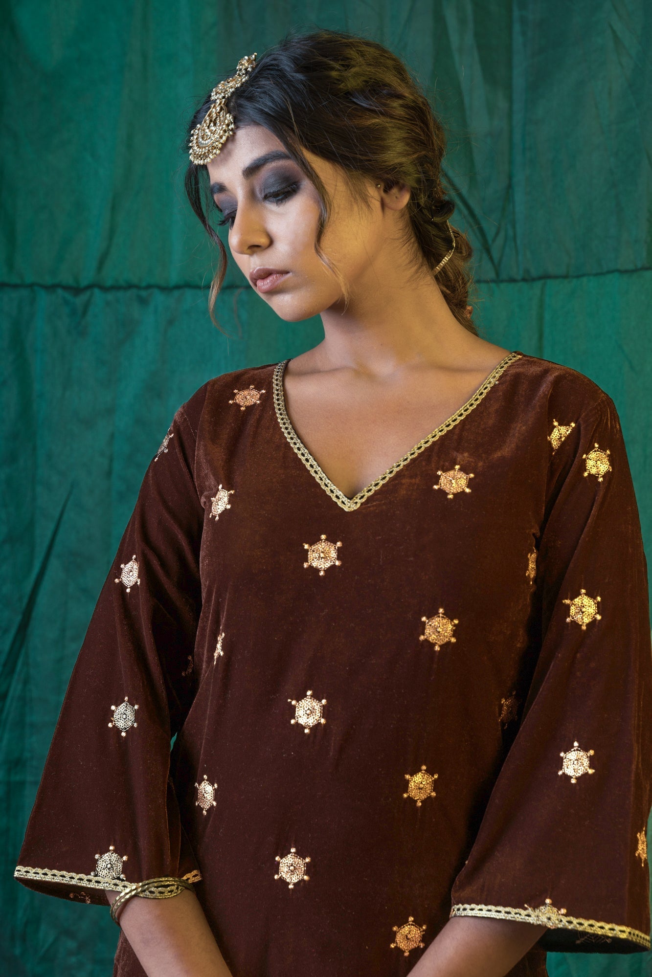 Women's Brown Embroidered Velvet Kurta Set - (Set Of 3) - Nangalia Ruchira