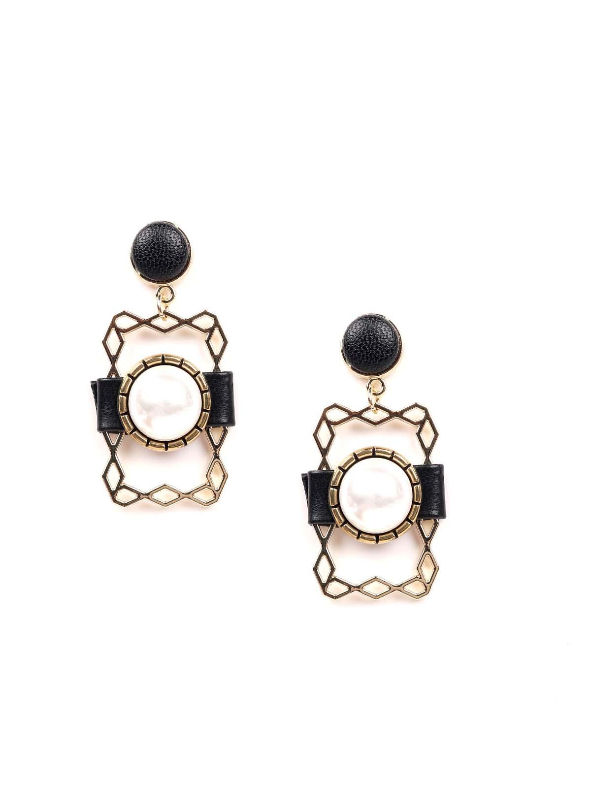 Women's Exquisite Gold Textured Earring With Pearl Embellishment