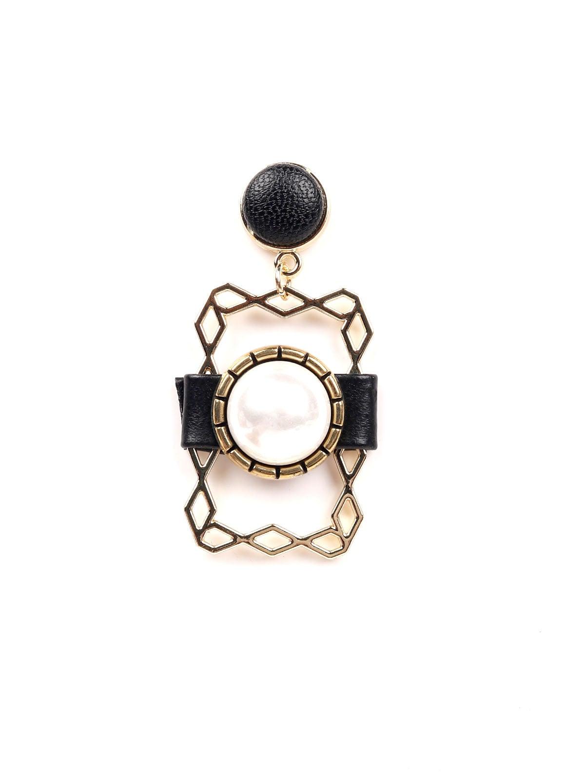 Women's Exquisite Gold Textured Earring With Pearl Embellishment