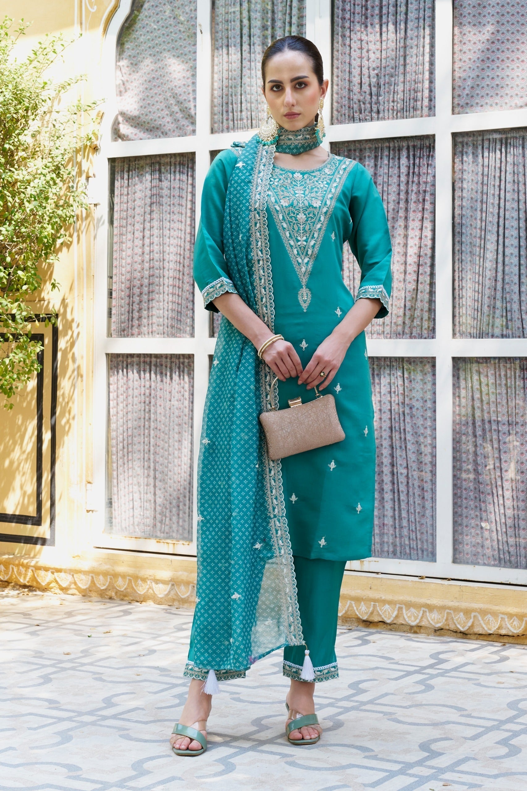 Women's Blue Silk Blend Embroidered Kurta Set - Vredevogel