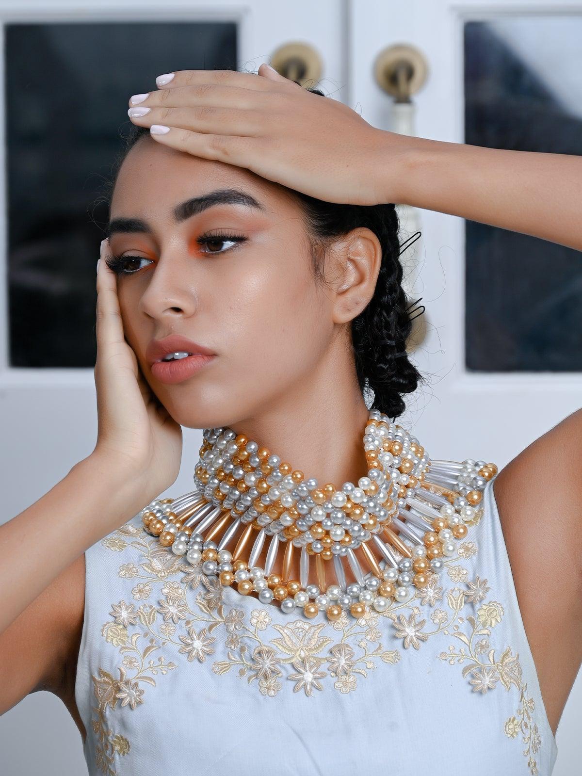 Women's White And Gold Queen'S Necklac