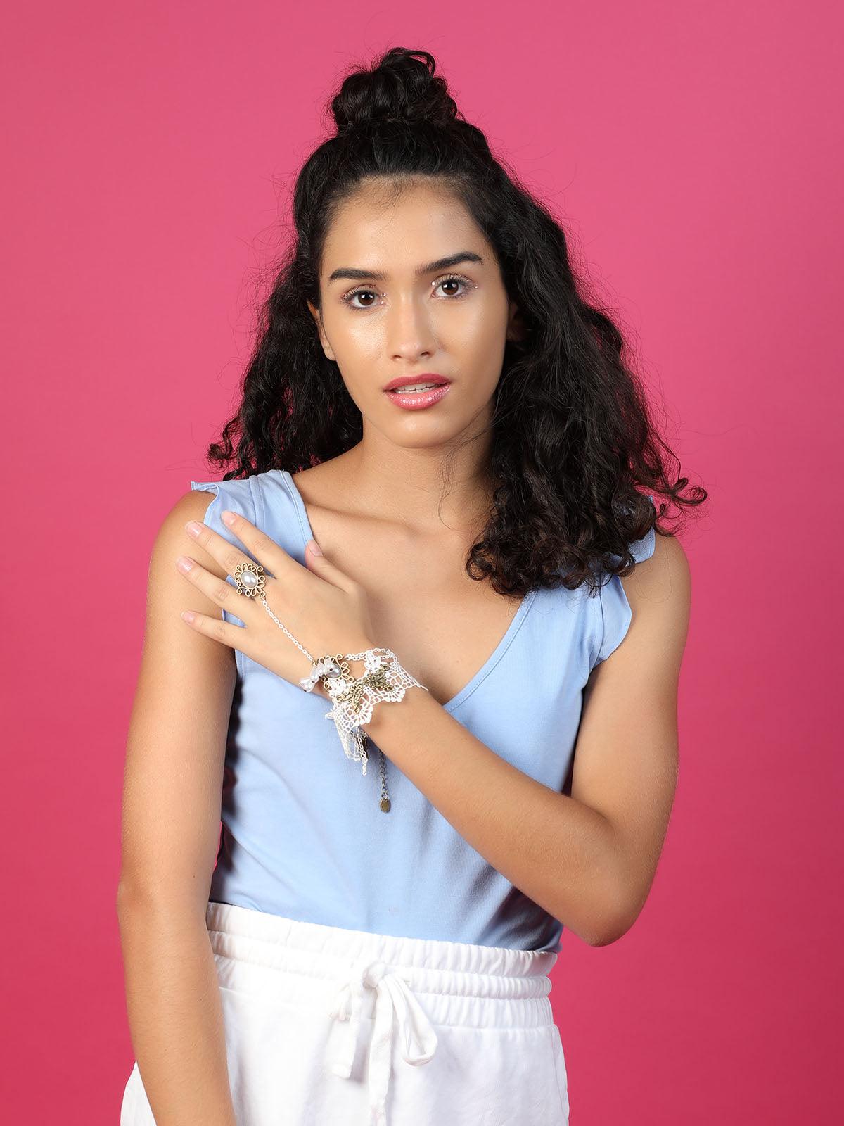 Women's White Lace Bracelet Secured With A Ring Chai