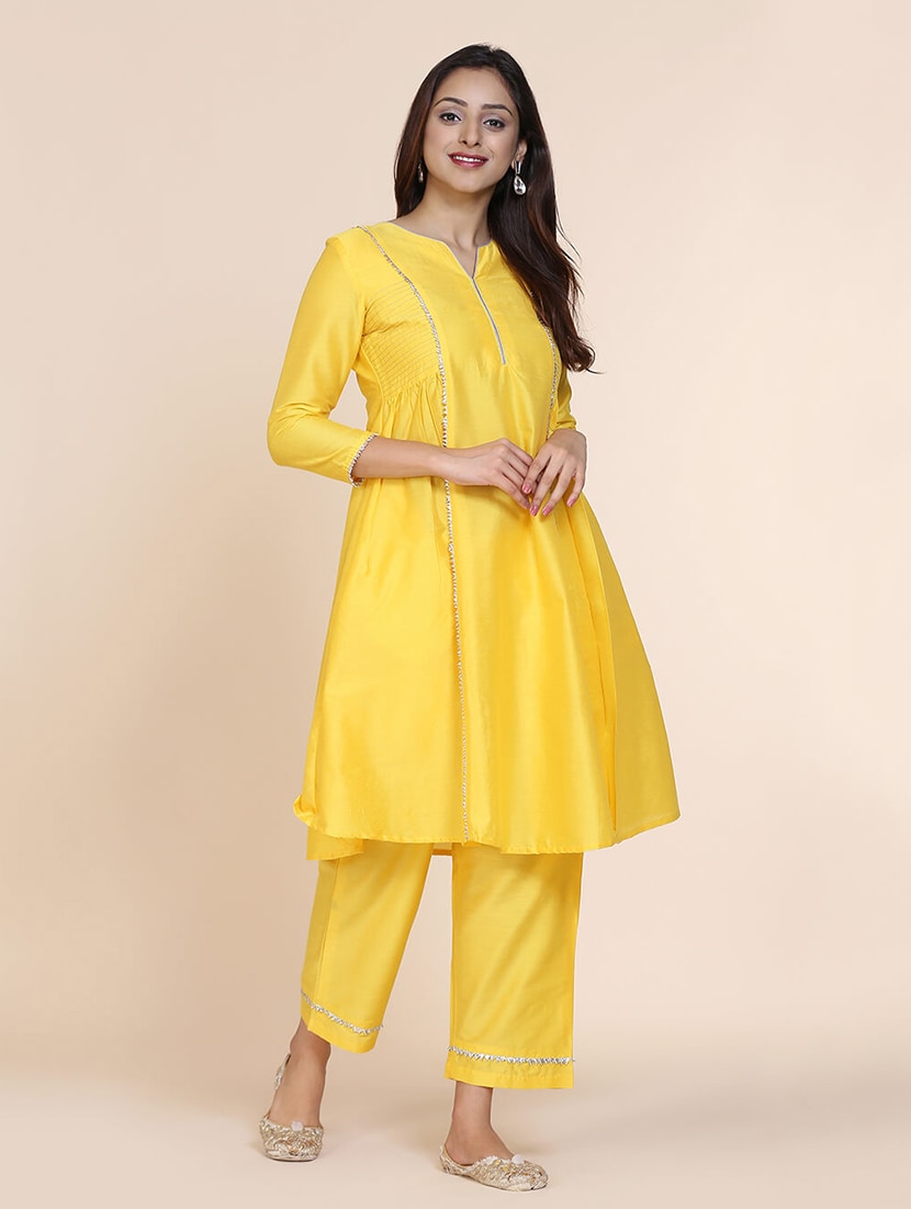 Women's Yellow Embellished Silk Blend Kurta & Pant Se
