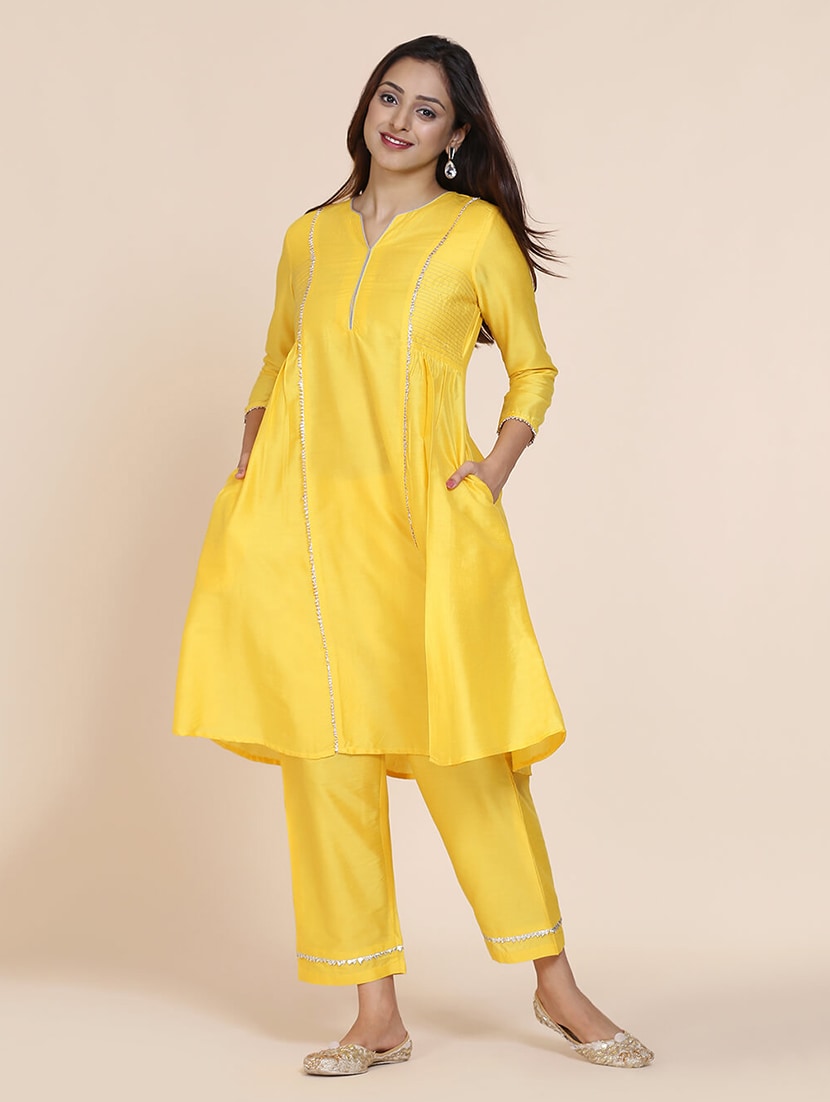 Women's Yellow Embellished Silk Blend Kurta & Pant Se