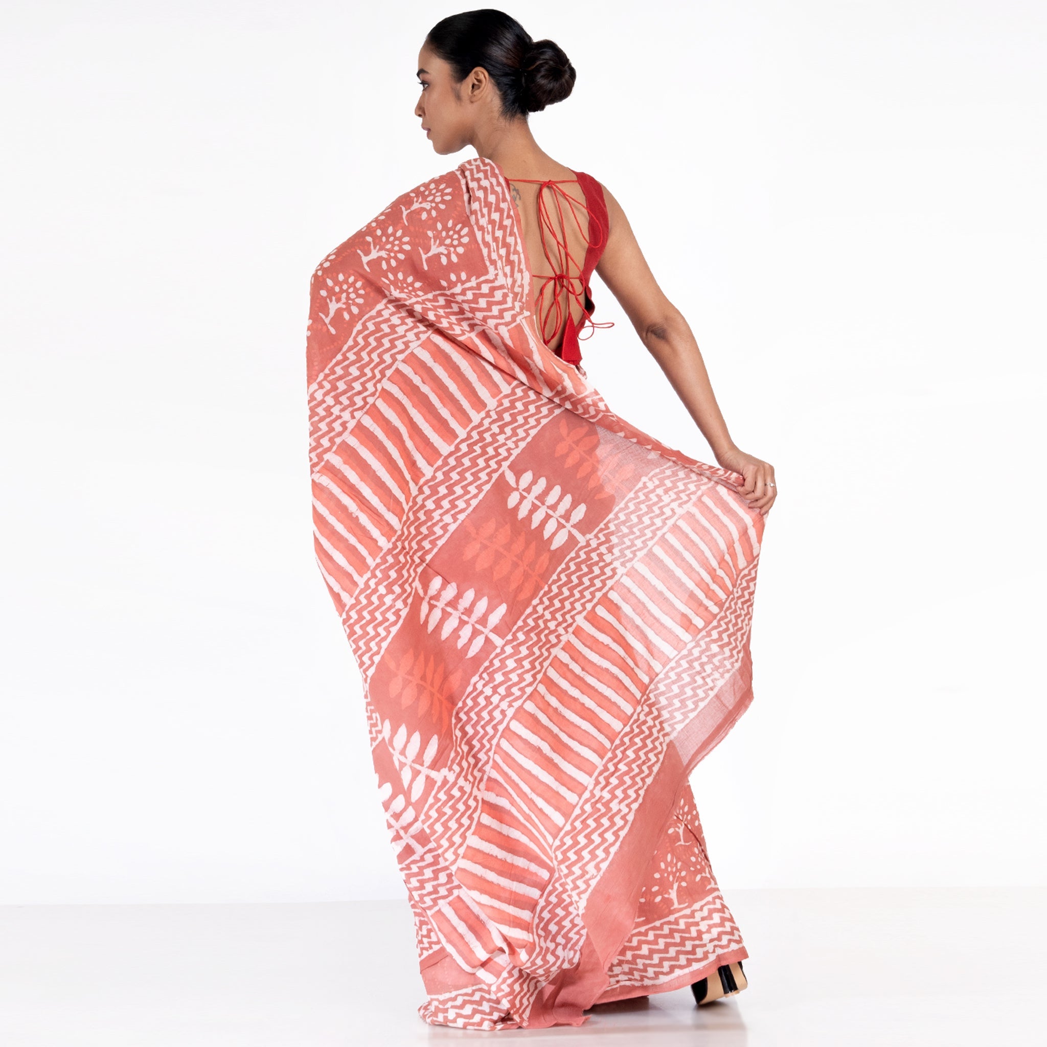Women's Coral Handloom Bagru Cotton Saree With Tree Print - Boveee