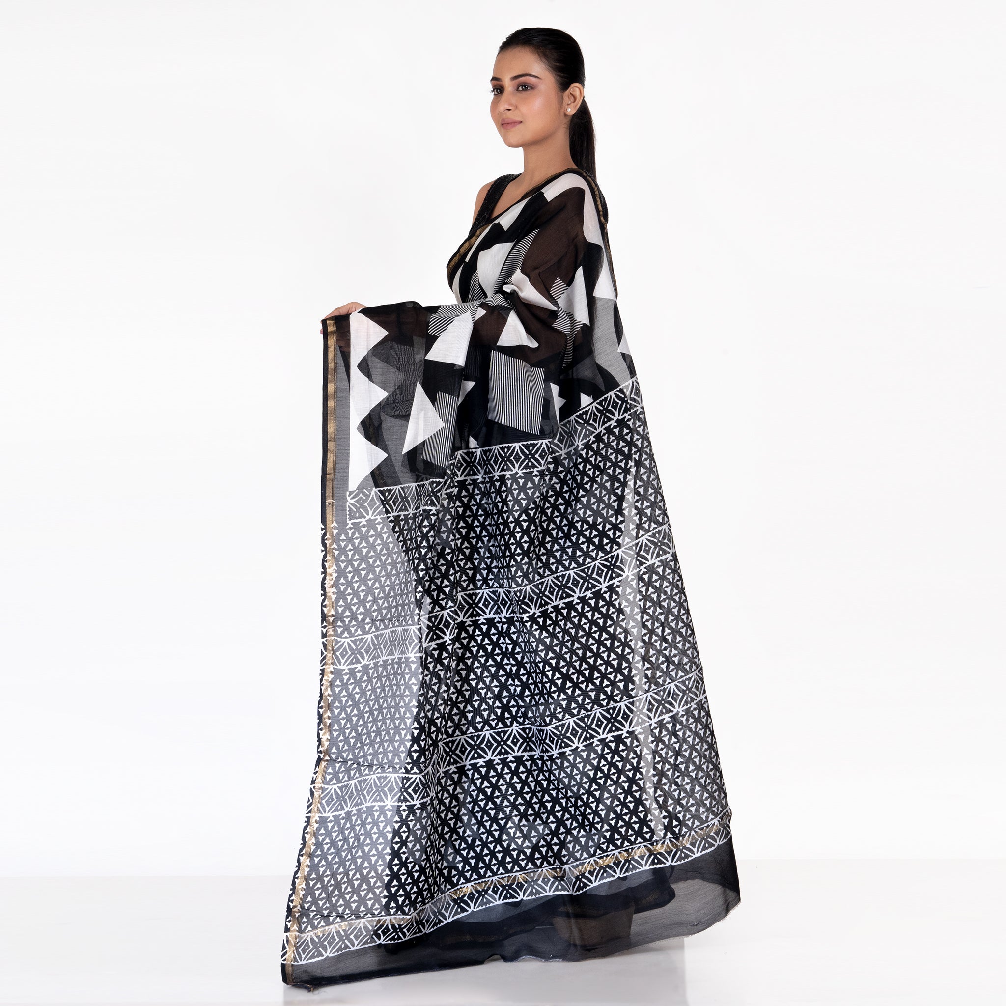 Women's Black And White Cotton Silk Chanderi Saree With Clydescope Print - Boveee