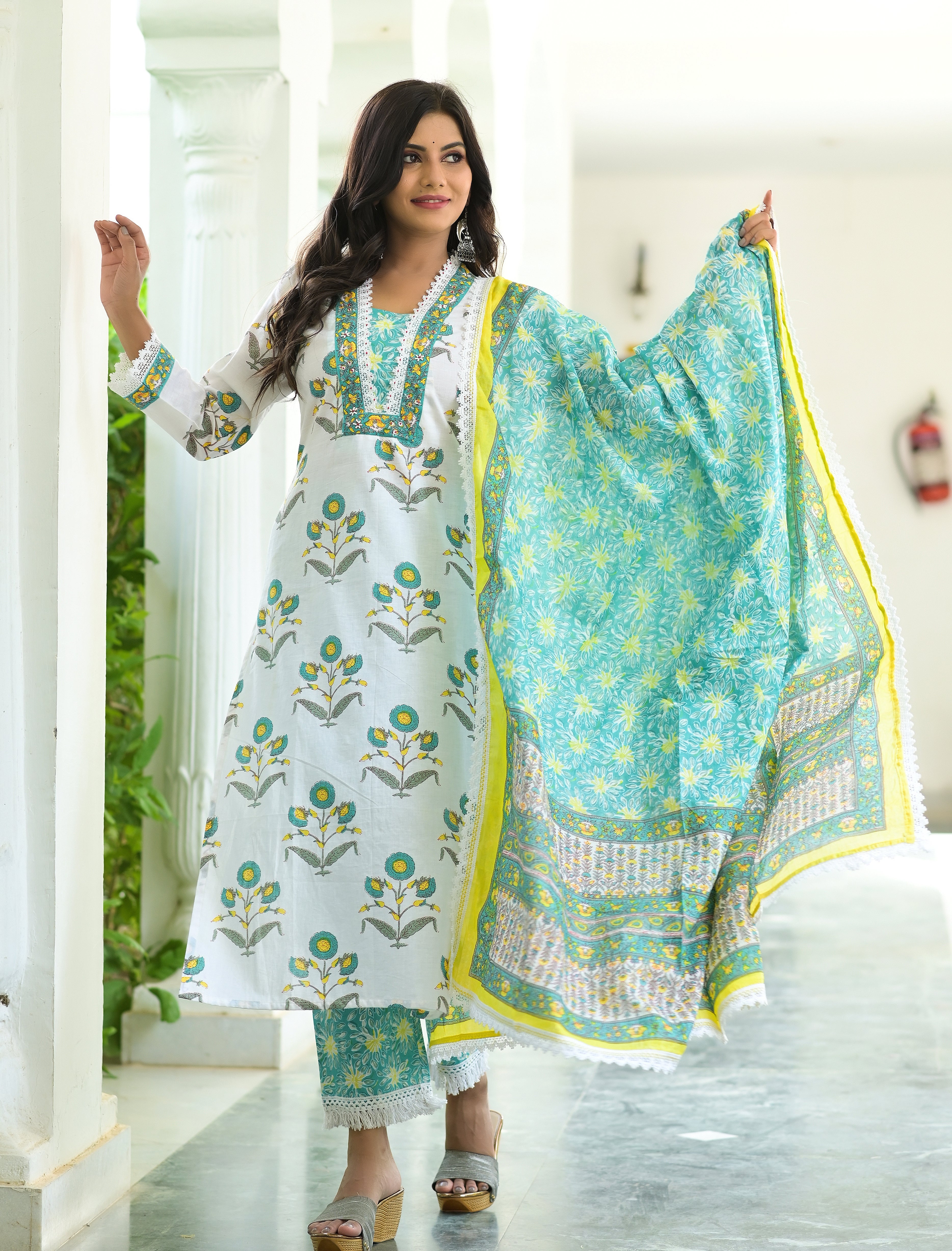 Women's White Snowy Mughal Print Hand Block Suit Set - Hatheli