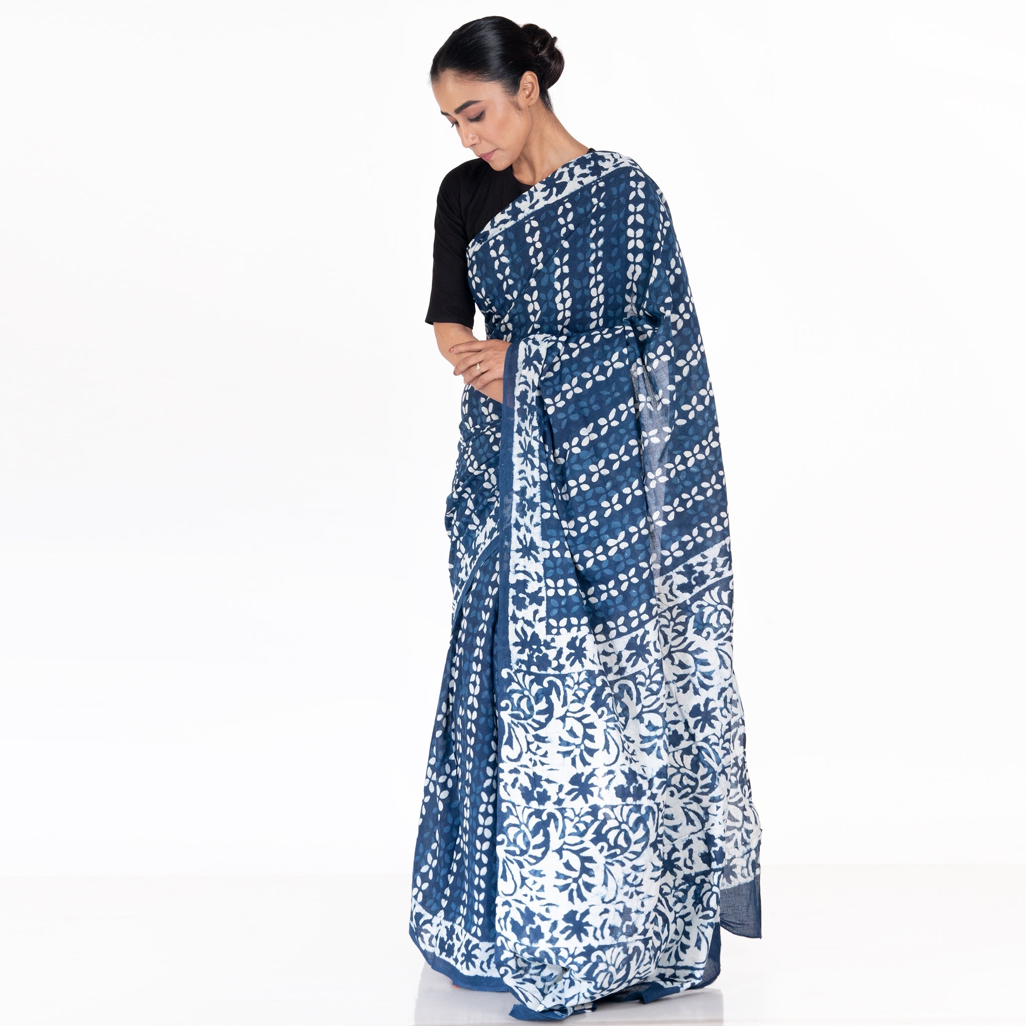 Women's Indigo Handloom Bagru Cotton Saree With Honeycumb Print - Boveee