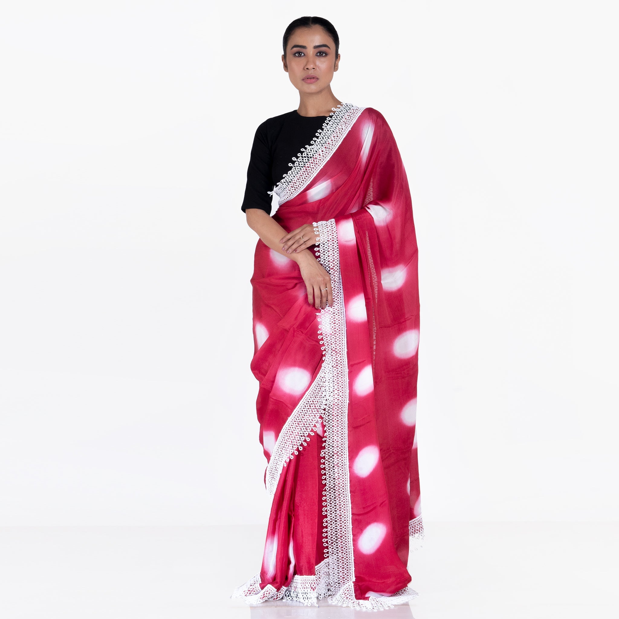 Women's Red Chiffon Tie And Dye Saree With Crochet Lace - Boveee