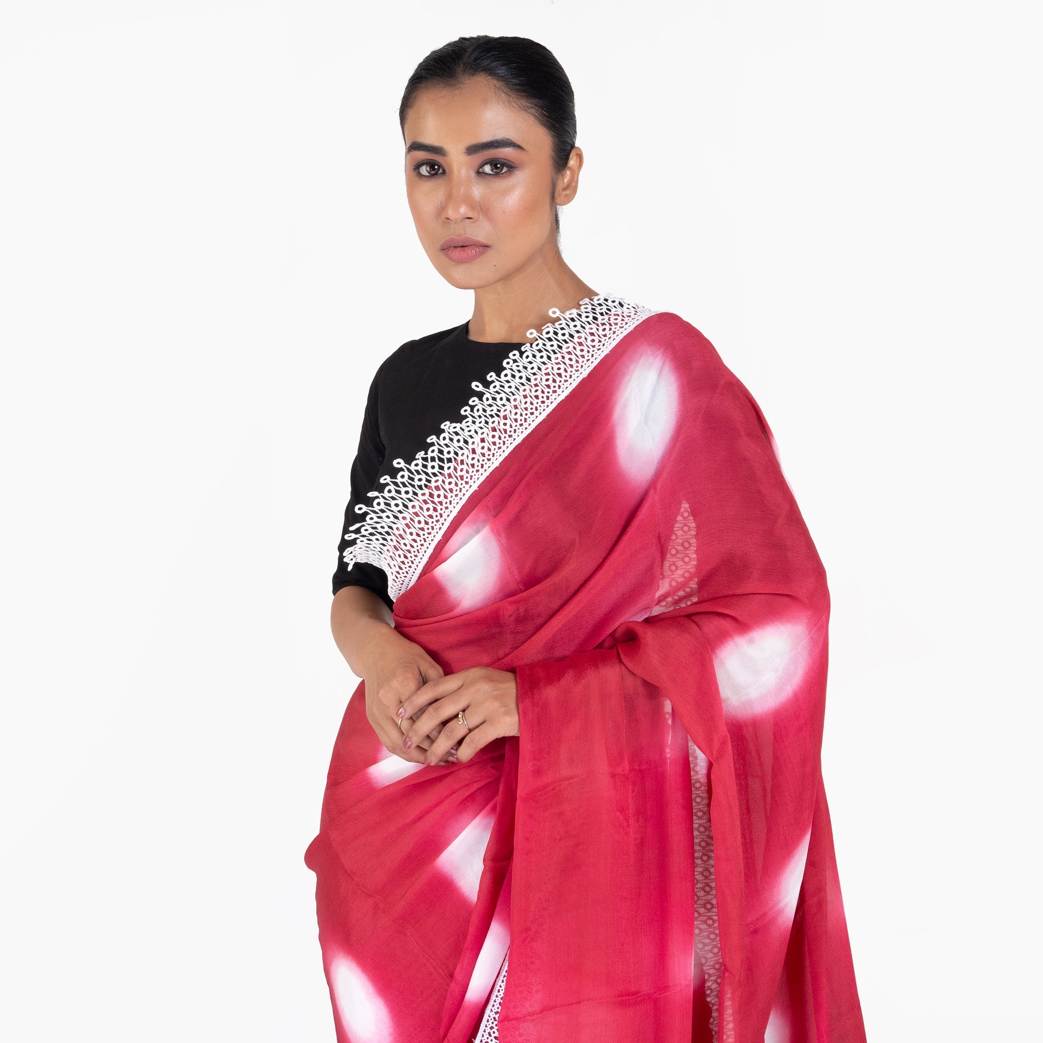 Women's Red Chiffon Tie And Dye Saree With Crochet Lace - Boveee