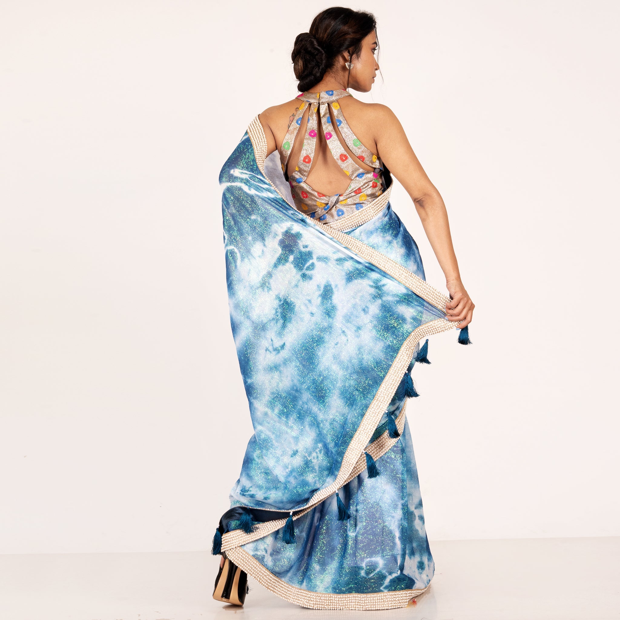 Women's Blue And White Marble Tie And Dye Georgette Lurex Saree With Pearl Lace Border - Boveee