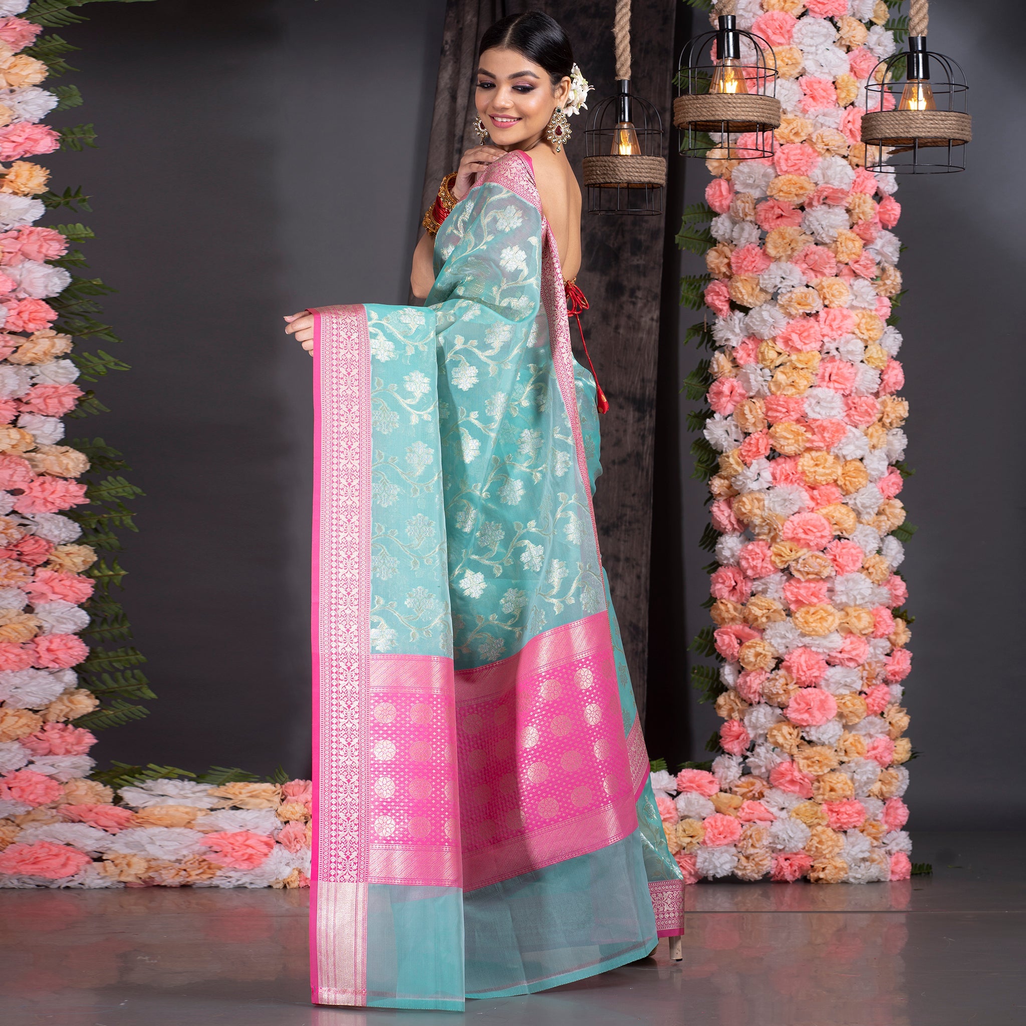 Women's Sea Green With Floral Zari Jaal Body And Contrasting Border Pallu - Boveee